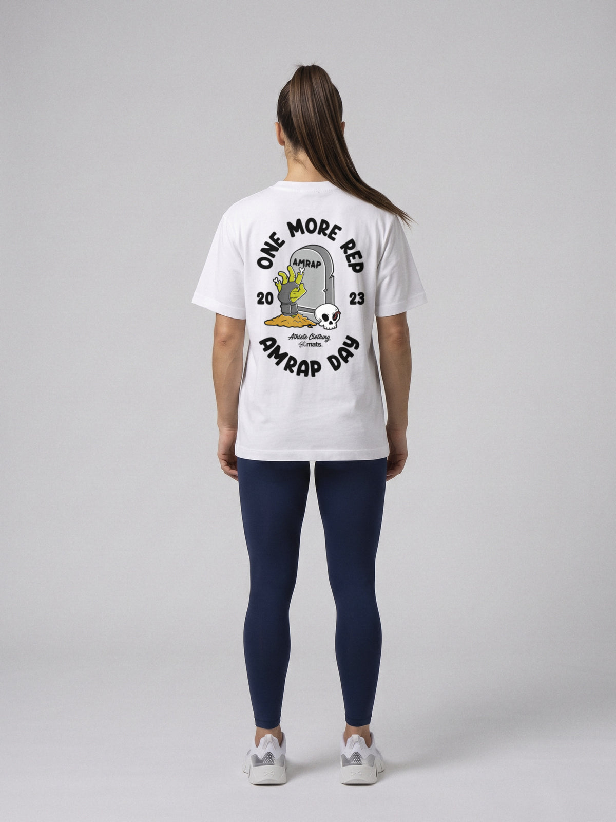 One More Rep - AMRAP Day - Oversize · Blanco · modelo chica · espalda