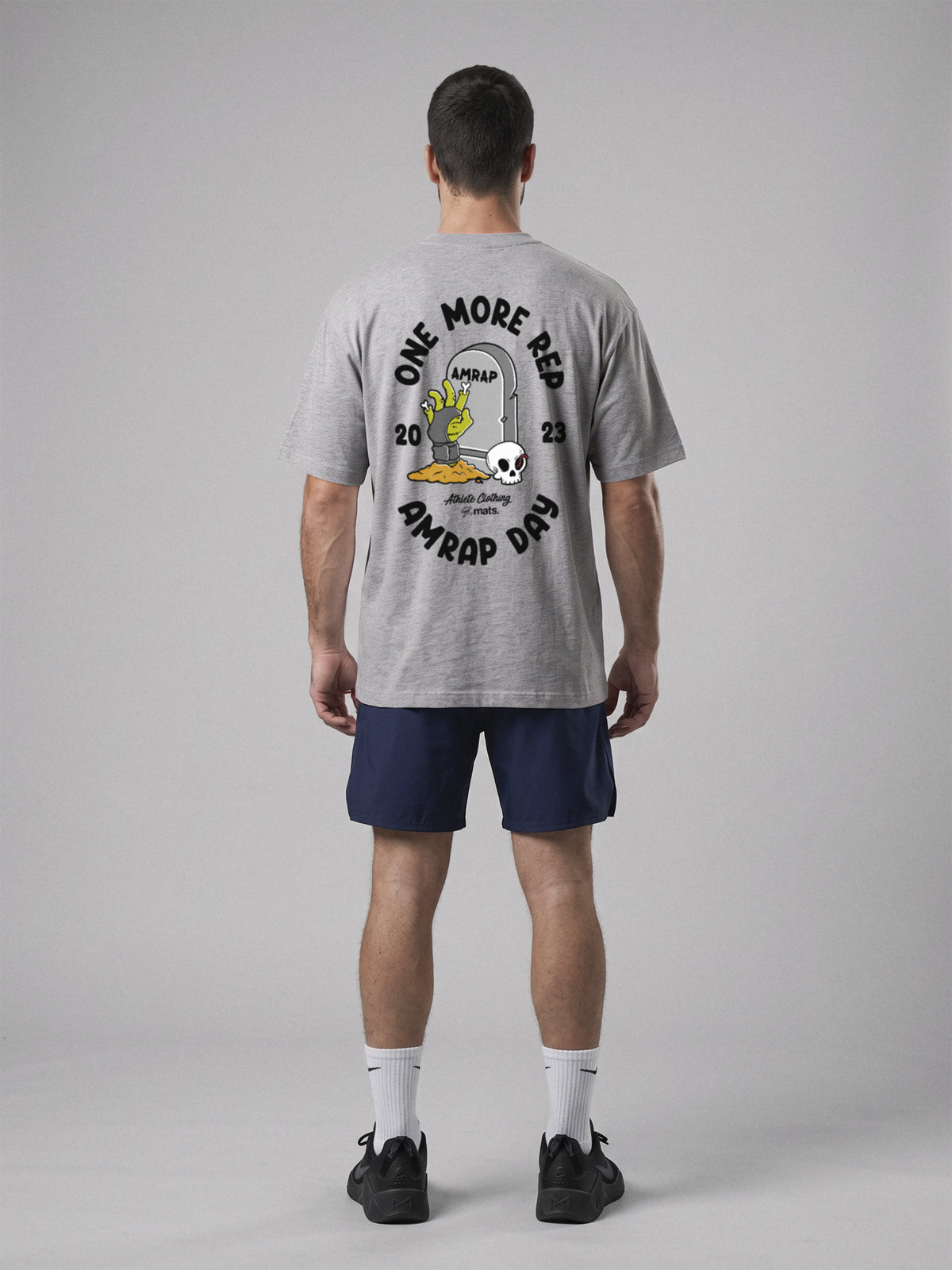One More Rep - AMRAP Day - Oversize · Gris · modelo chico · espalda