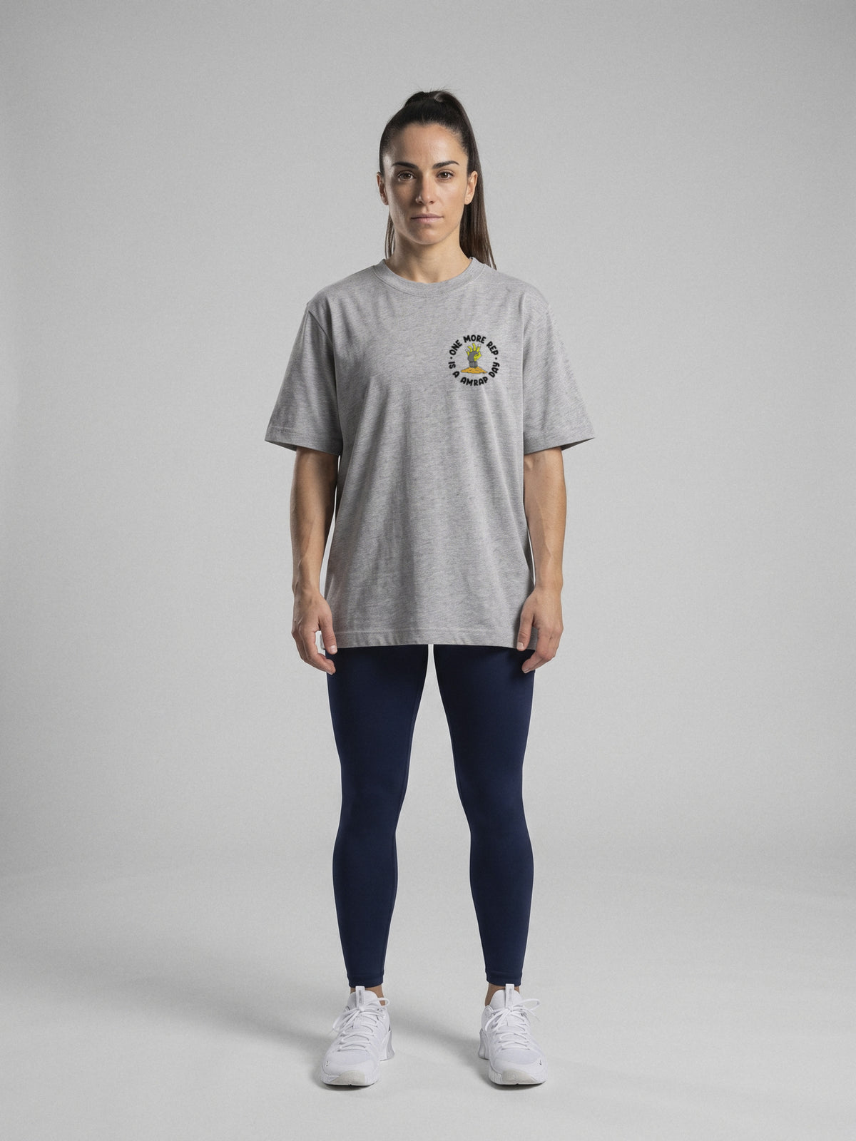 One More Rep - AMRAP Day - Oversize · Gris · modelo chica · frente