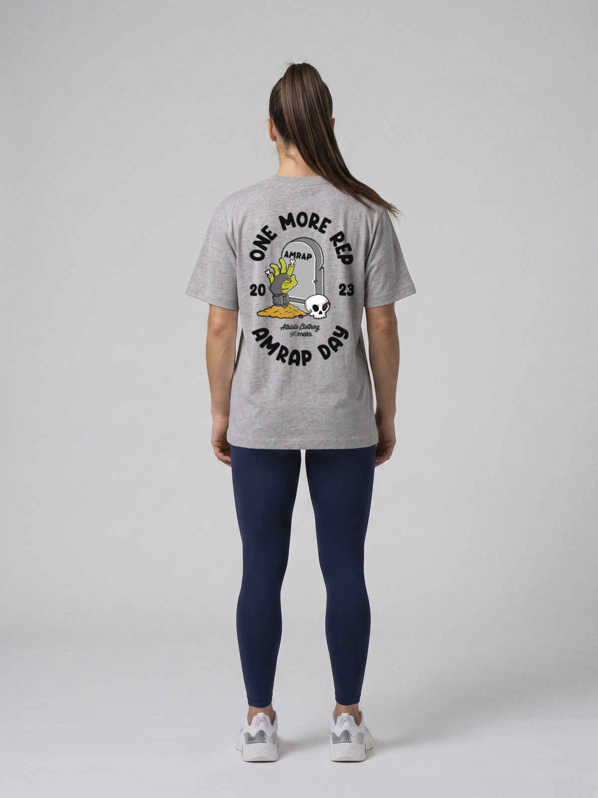 One More Rep - AMRAP Day - Oversize · Gris · modelo chica · espalda