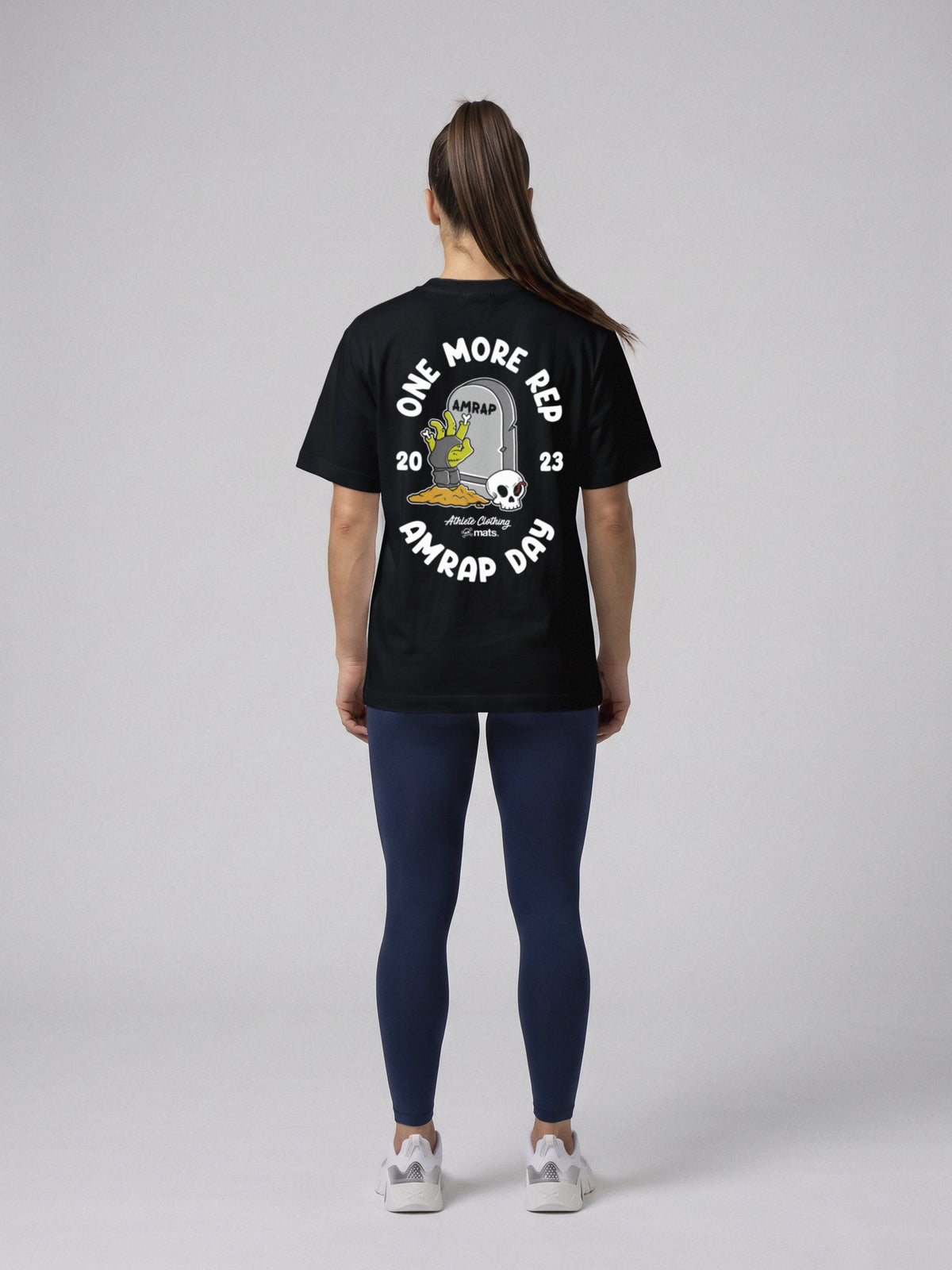 One More Rep - AMRAP Day - Oversize · Negro · modelo chica · espalda