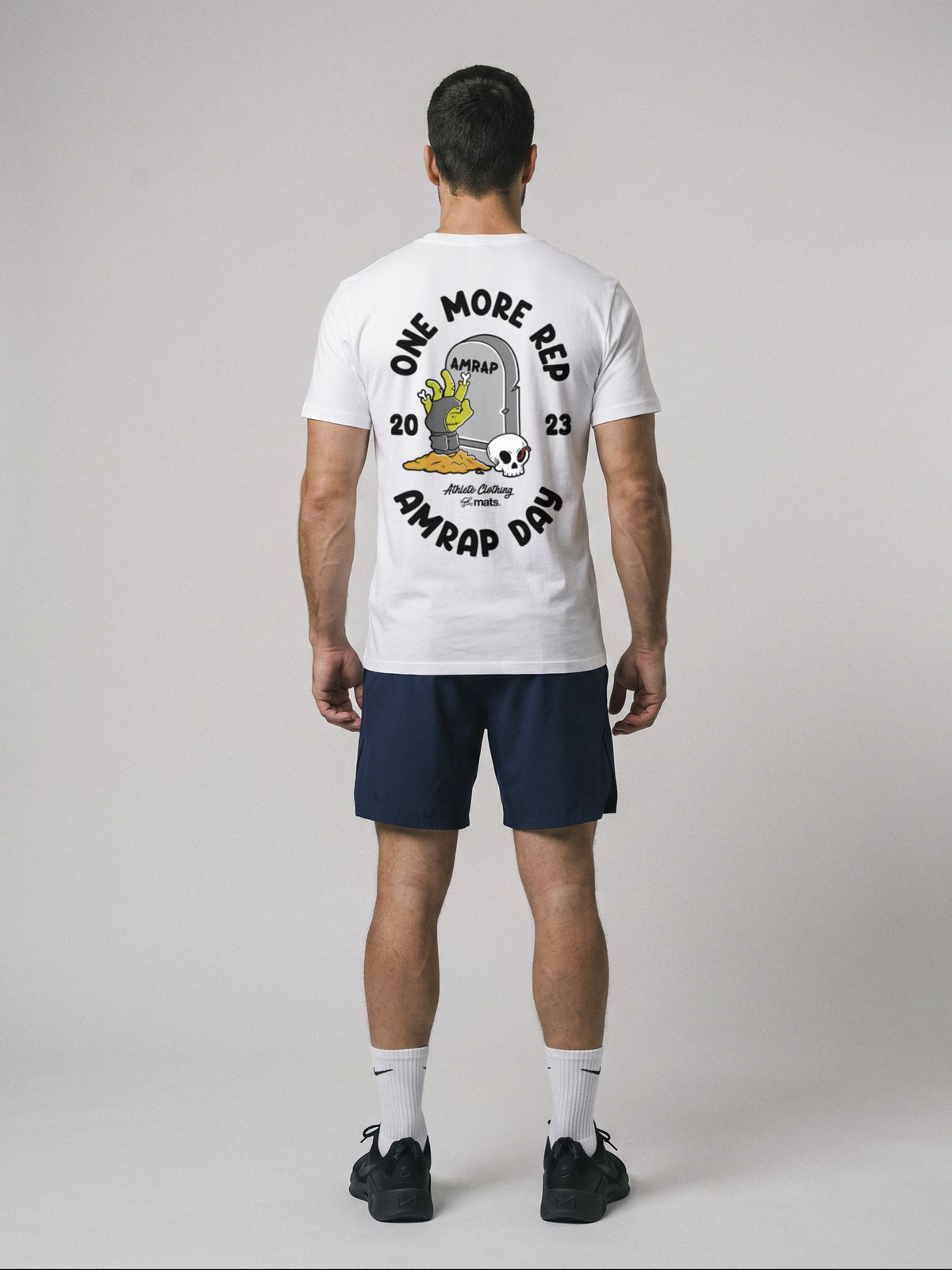 One More Rep - AMRAP Day - Regular Fit · Blanco · modelo chico · espalda