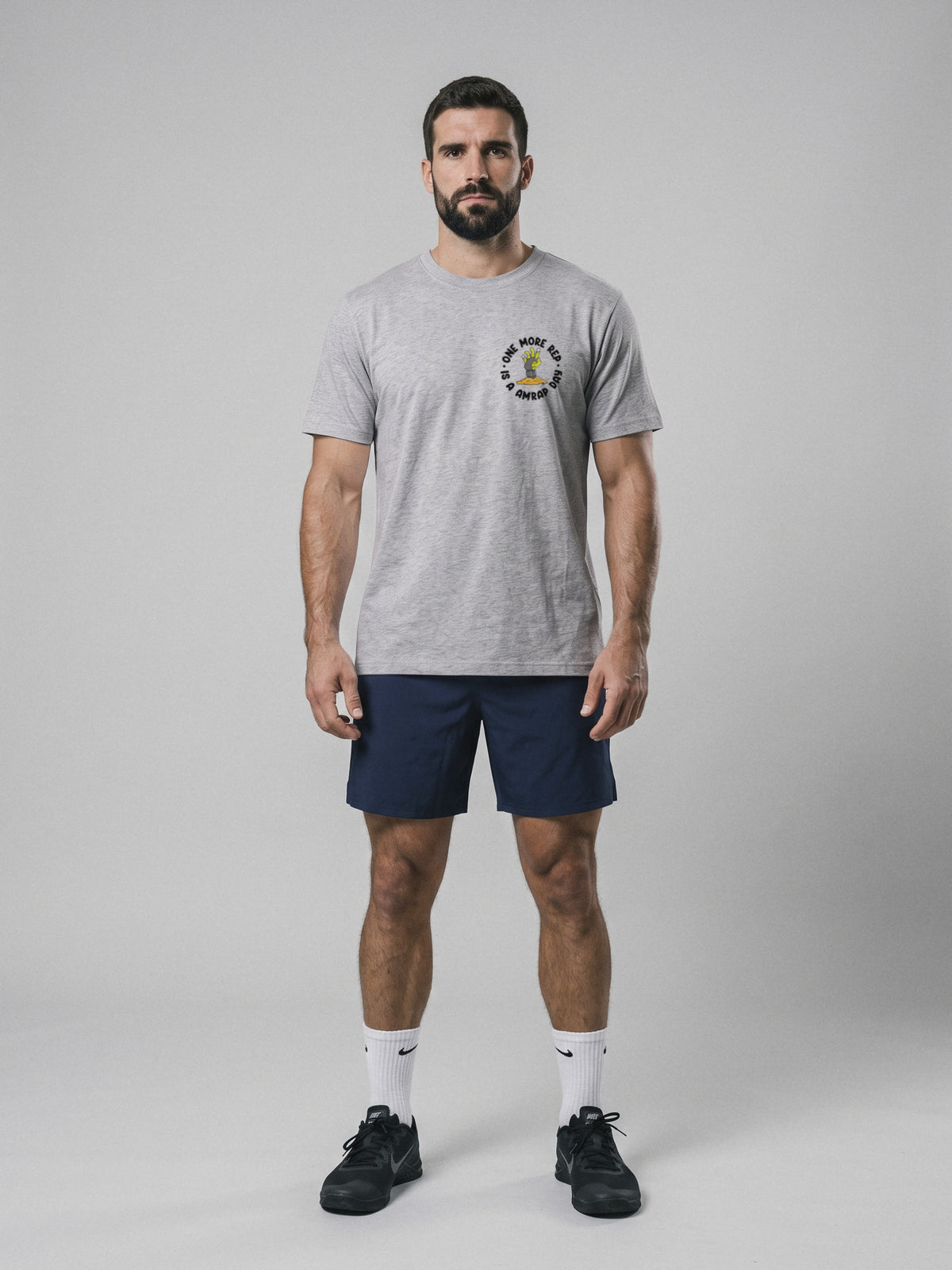 One More Rep - AMRAP Day - Regular Fit · Gris · modelo chico · frente