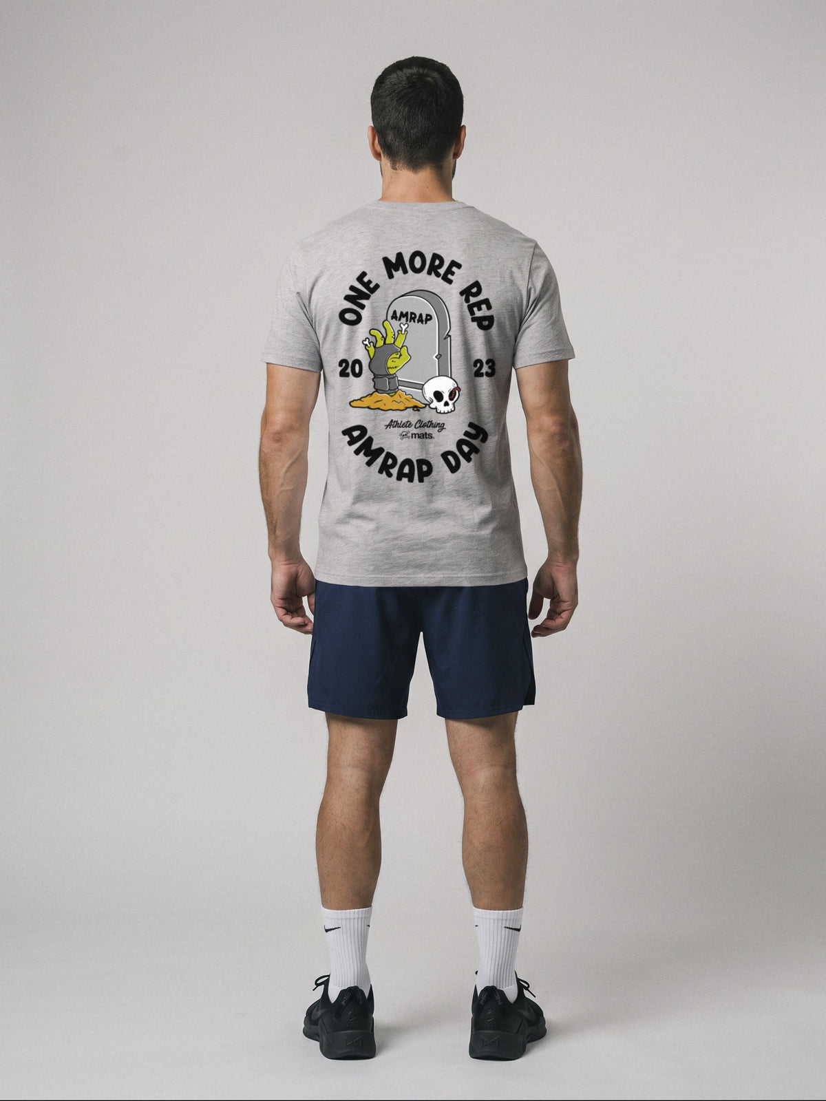 One More Rep - AMRAP Day - Regular Fit · Gris · modelo chico · espalda