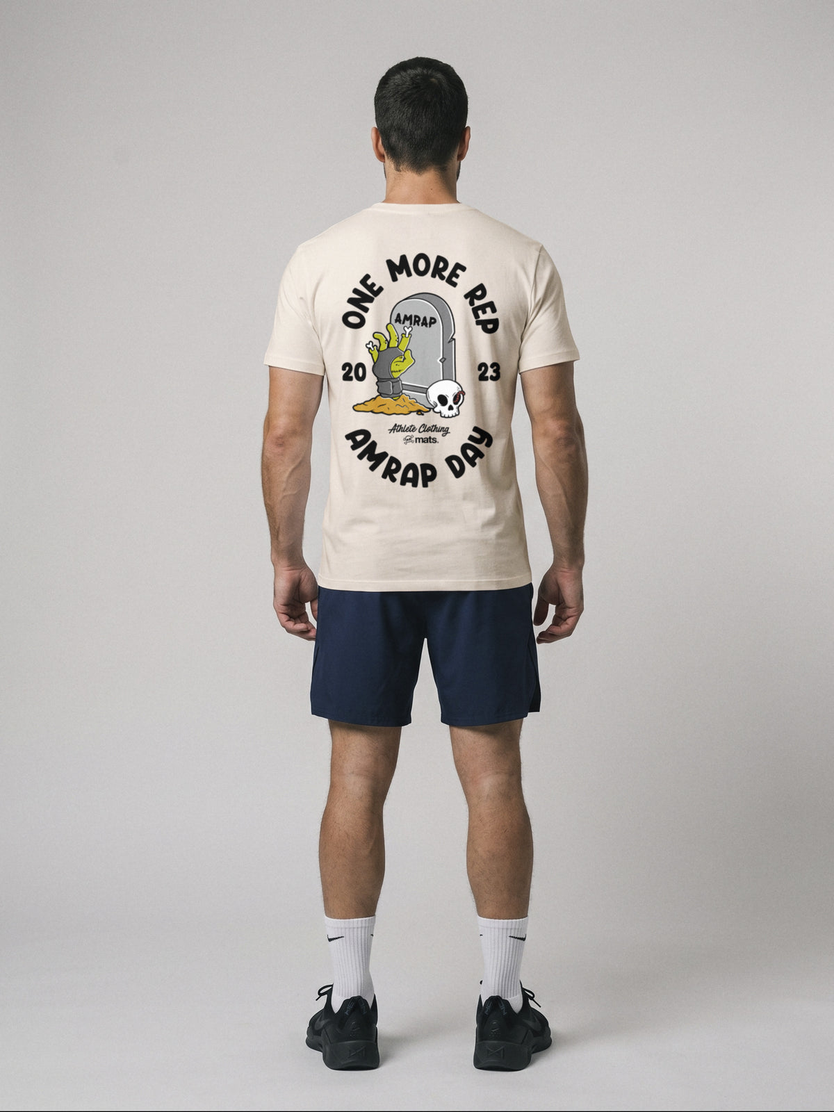 One More Rep - AMRAP Day - Regular Fit · Natural · modelo chico · espalda