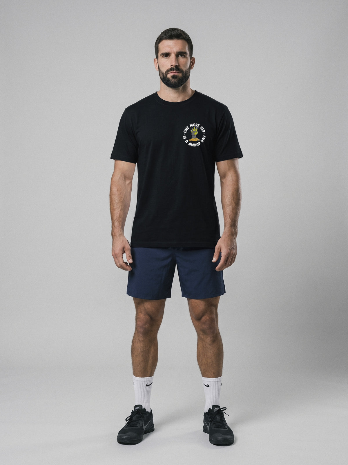 One More Rep - AMRAP Day - Regular Fit · Negro · modelo chico · frente