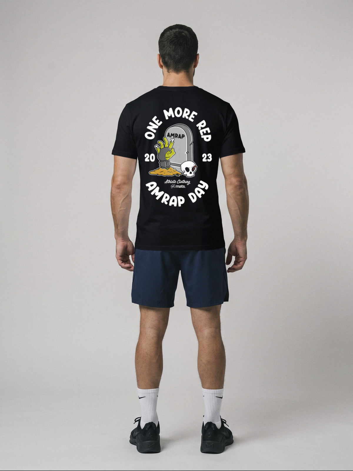One More Rep - AMRAP Day - Regular Fit · Negro · modelo chico · espalda
