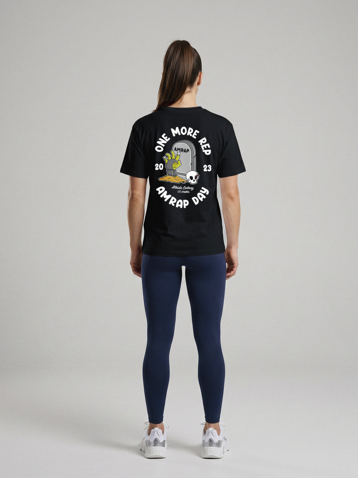 One More Rep - AMRAP Day - Regular Fit · Negro · modelo chica · espalda