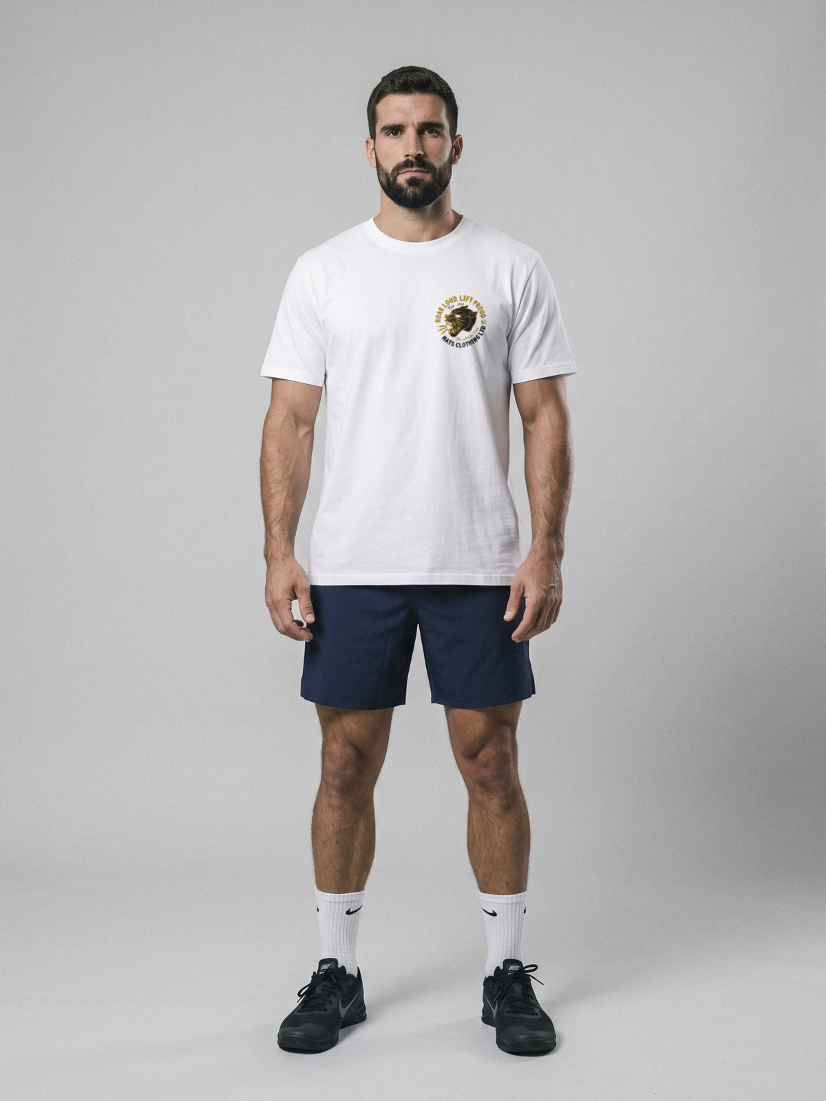 Roar Loud, Lift Proud - Regular Fit · Blanco · modelo chico · frente