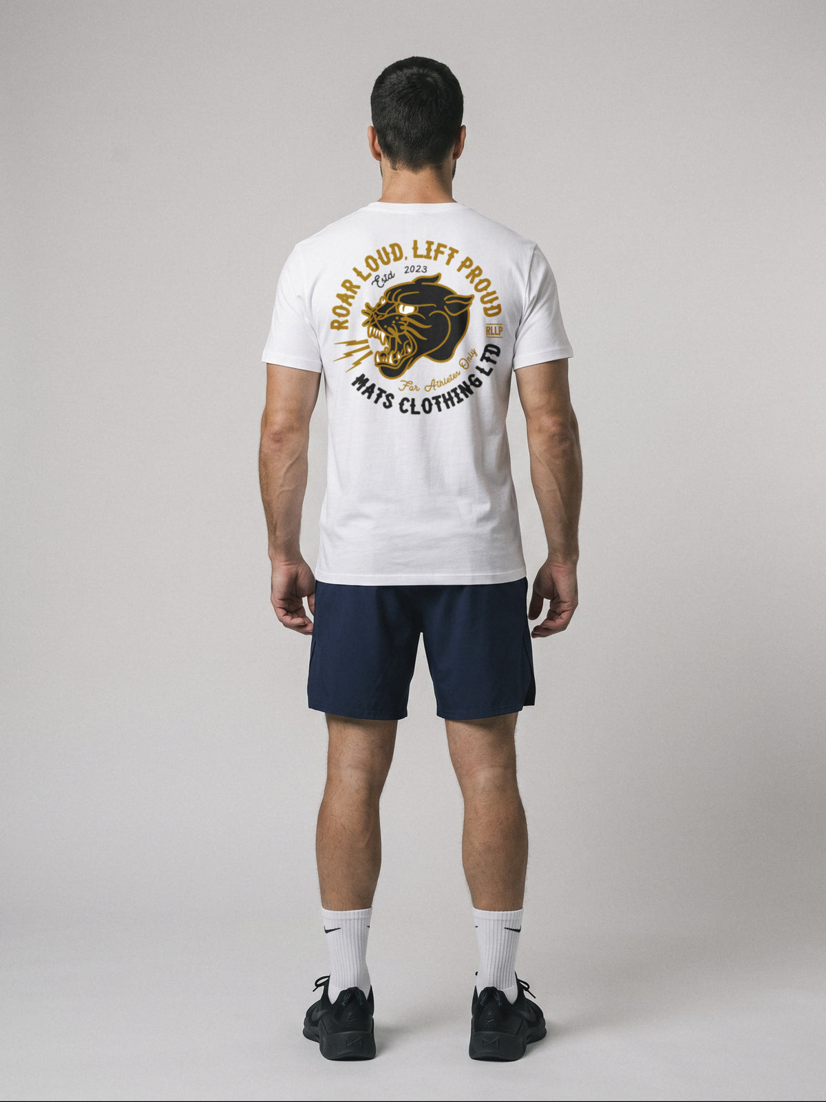 Roar Loud, Lift Proud - Regular Fit · Blanco · modelo chico · espalda
