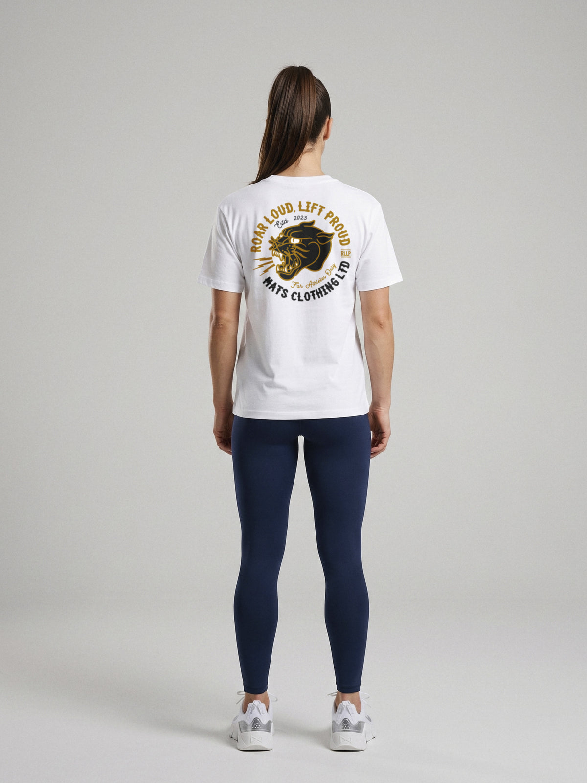 Roar Loud, Lift Proud - Regular Fit · Blanco · modelo chica · espalda