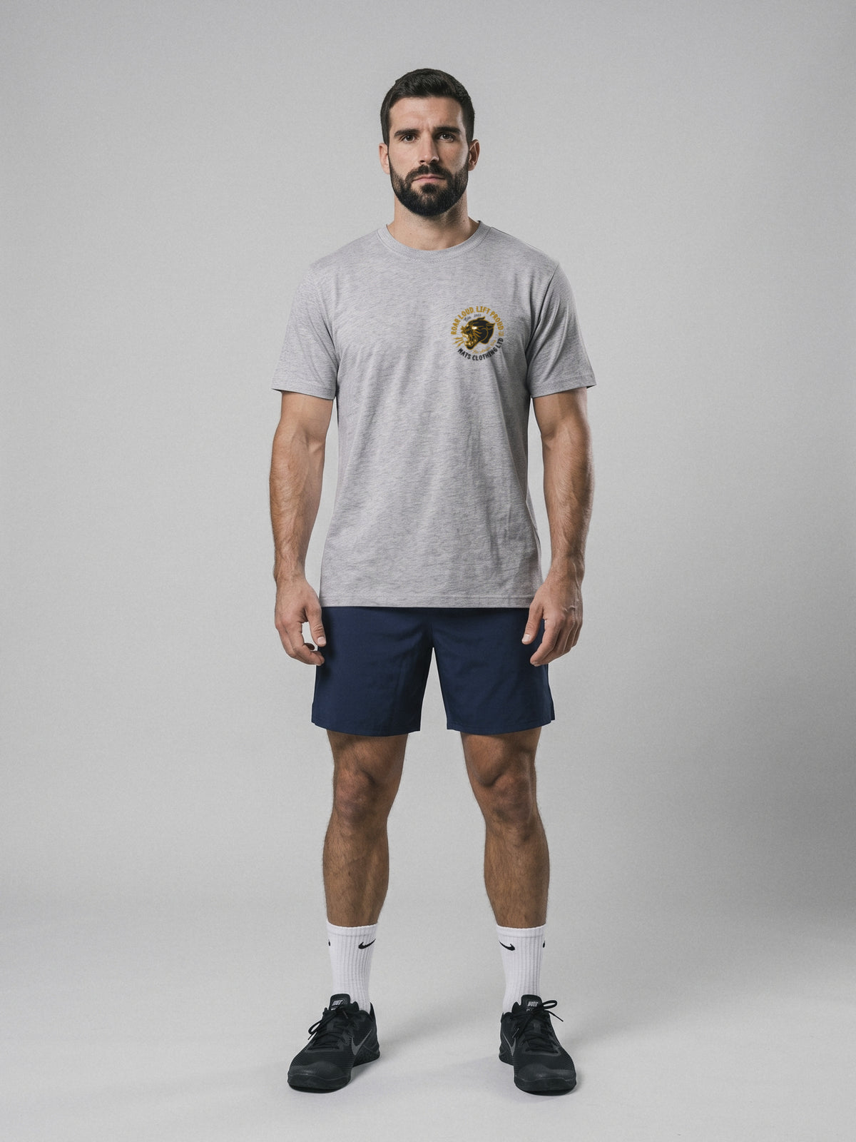 Roar Loud, Lift Proud - Regular Fit · Gris · modelo chico · frente
