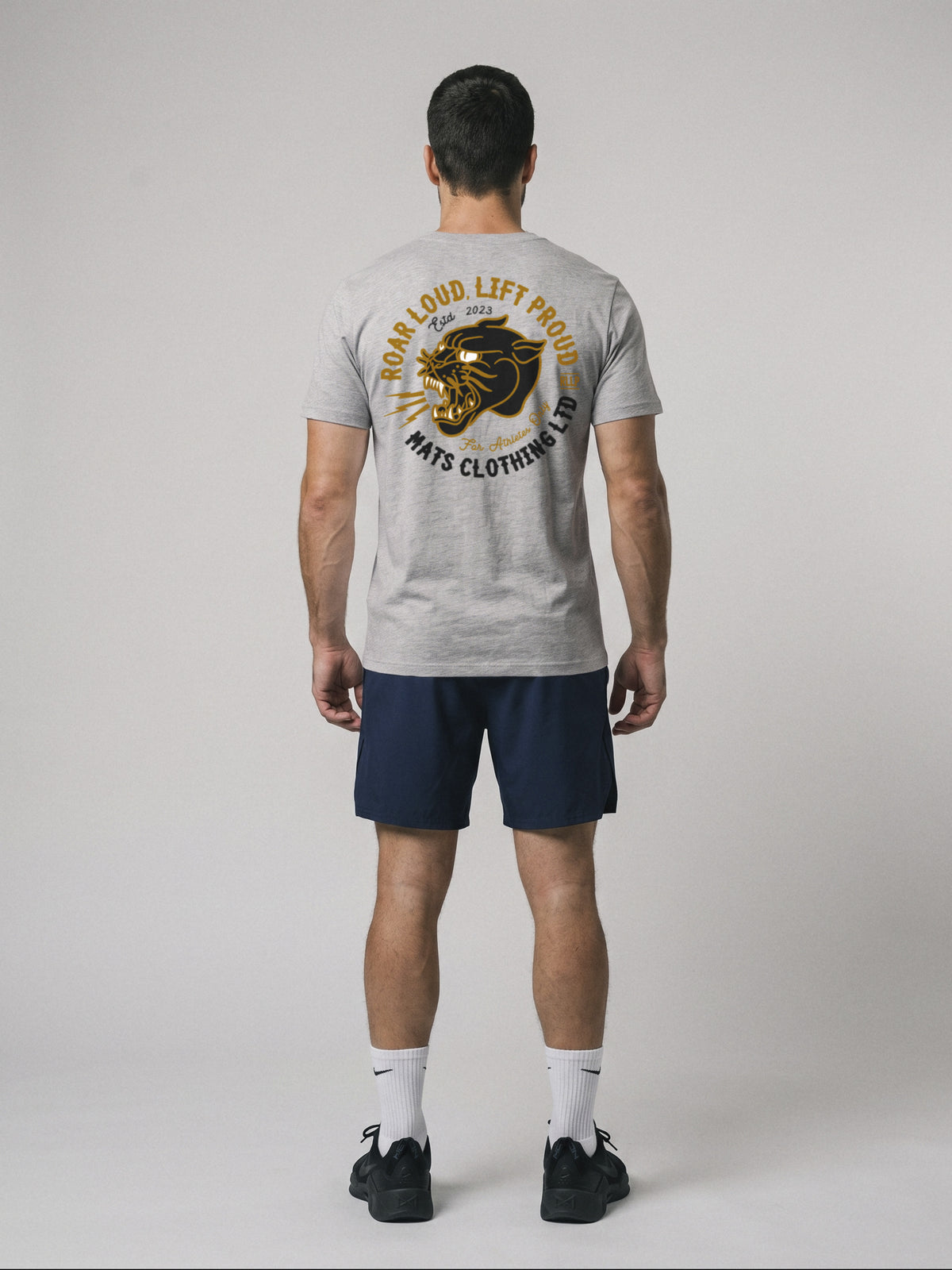Roar Loud, Lift Proud - Regular Fit · Gris · modelo chico · espalda