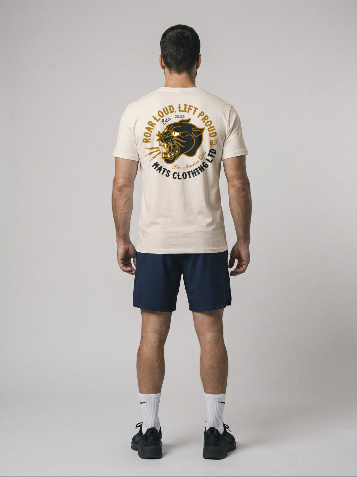 Roar Loud, Lift Proud - Regular Fit · Natural · modelo chico · espalda