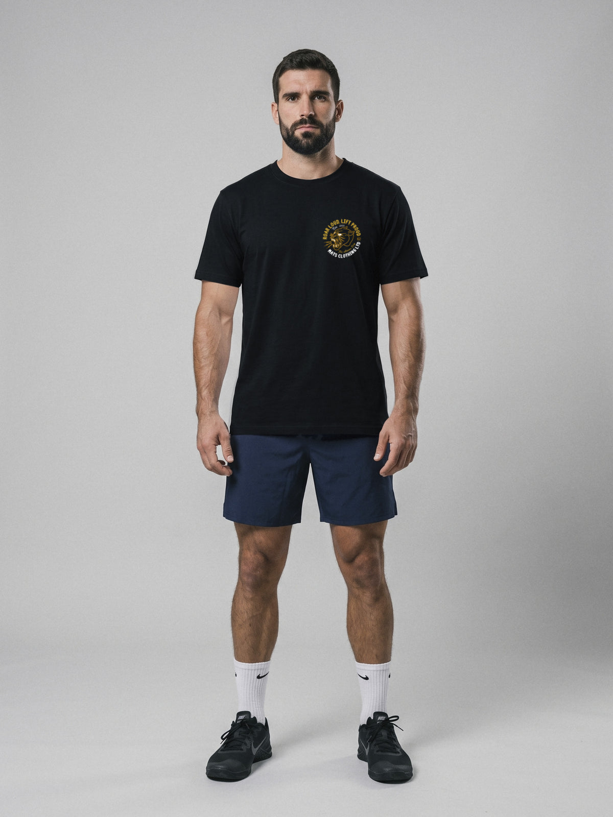 Roar Loud, Lift Proud - Regular Fit · Negro · modelo chico · frente
