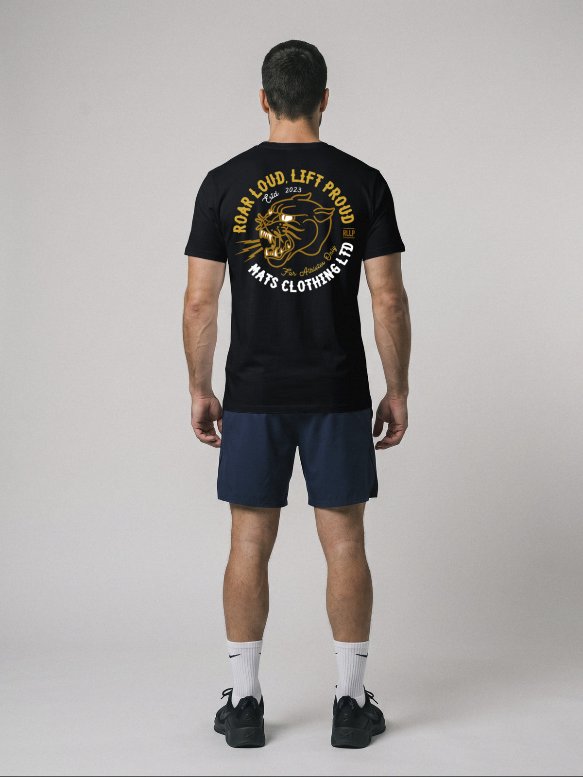 Roar Loud, Lift Proud - Regular Fit · Negro · modelo chico · espalda