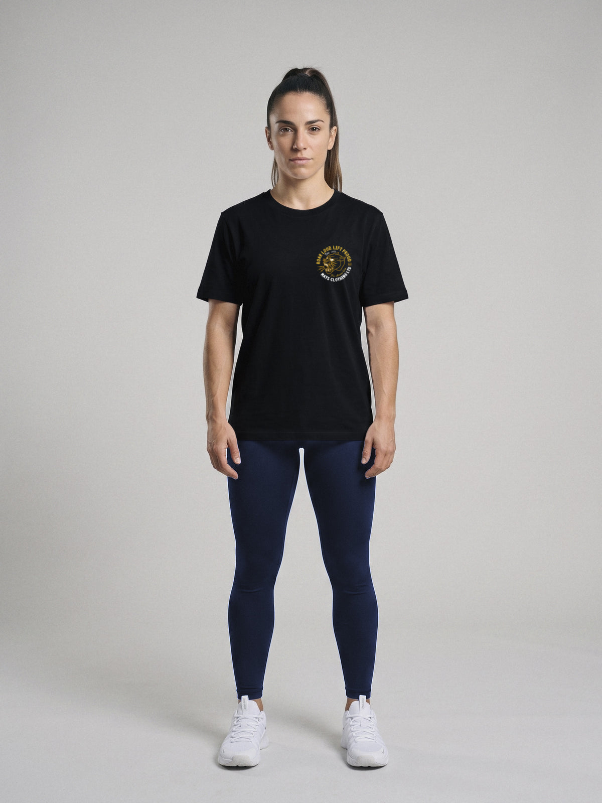 Roar Loud, Lift Proud - Regular Fit · Negro · modelo chica · frente