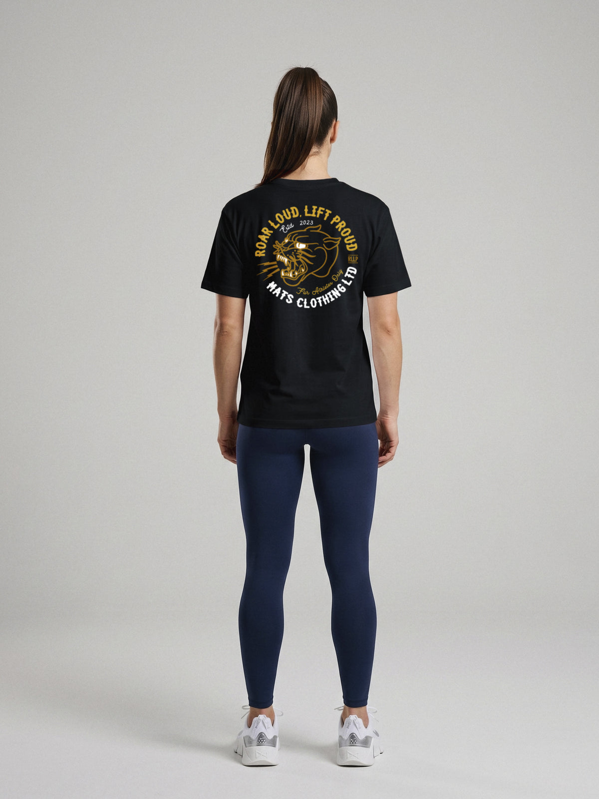 Roar Loud, Lift Proud - Regular Fit · Negro · modelo chica · espalda