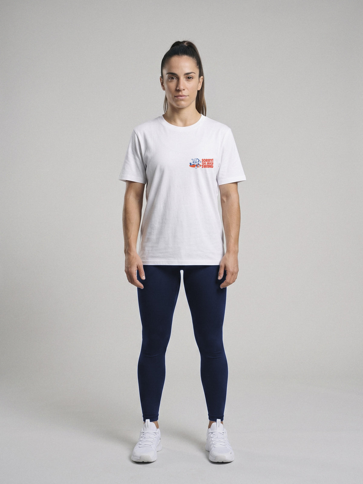 Too Much Swing - Regular Fit · Blanco · modelo chica · frente