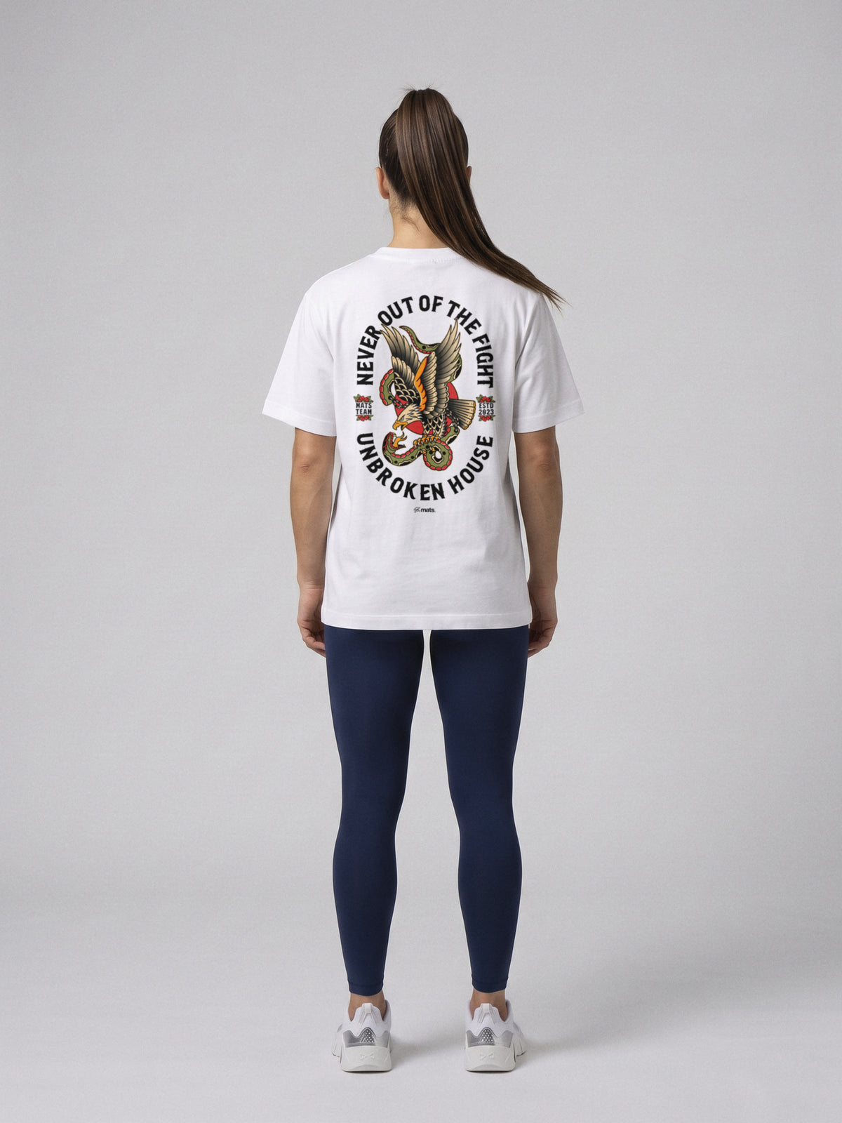 Unbroken House - Never Out Of The Fight - Oversize · Blanco · modelo chica · espalda