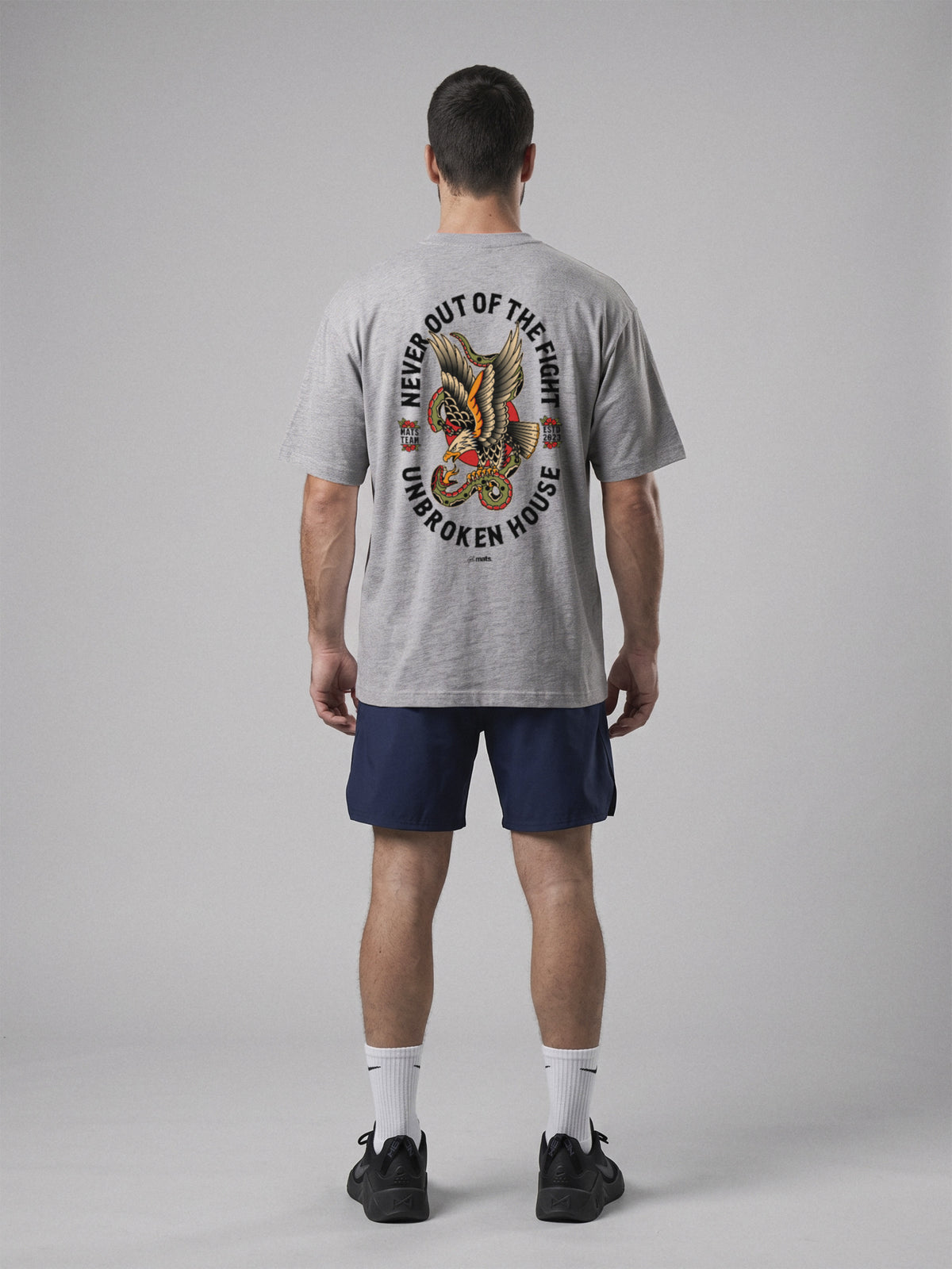 Unbroken House - Never Out Of The Fight - Oversize · Gris · modelo chico · espalda
