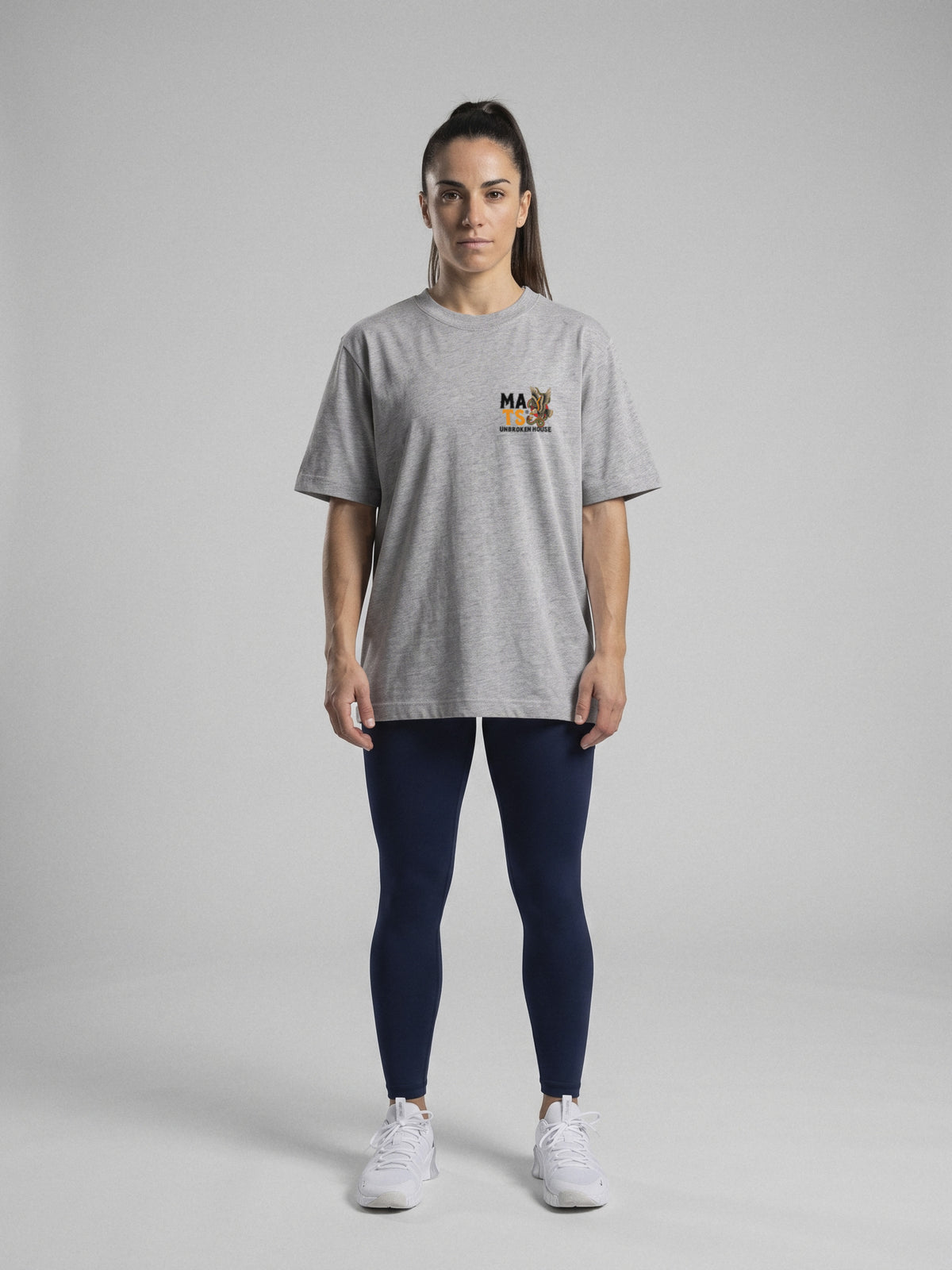 Unbroken House - Never Out Of The Fight - Oversize · Gris · modelo chica · frente