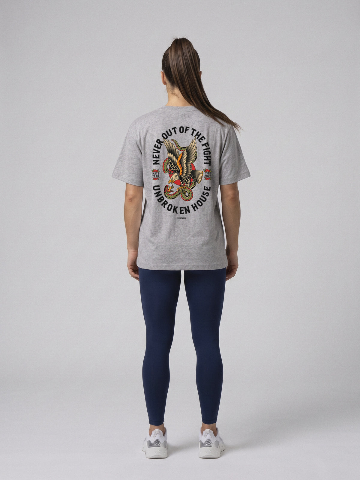 Unbroken House - Never Out Of The Fight - Oversize · Gris · modelo chica · espalda