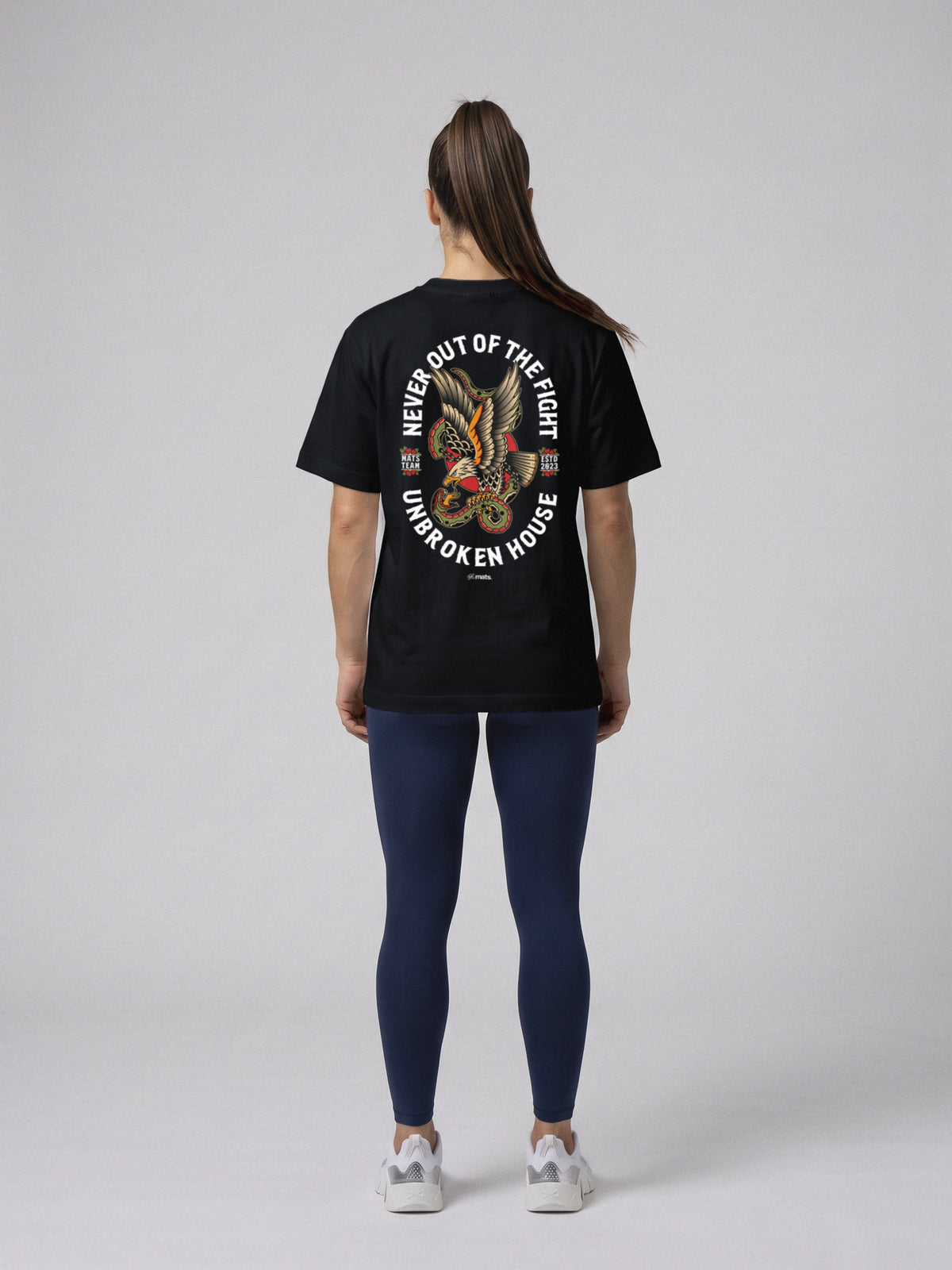 Unbroken House - Never Out Of The Fight - Oversize · Negro · modelo chica · espalda