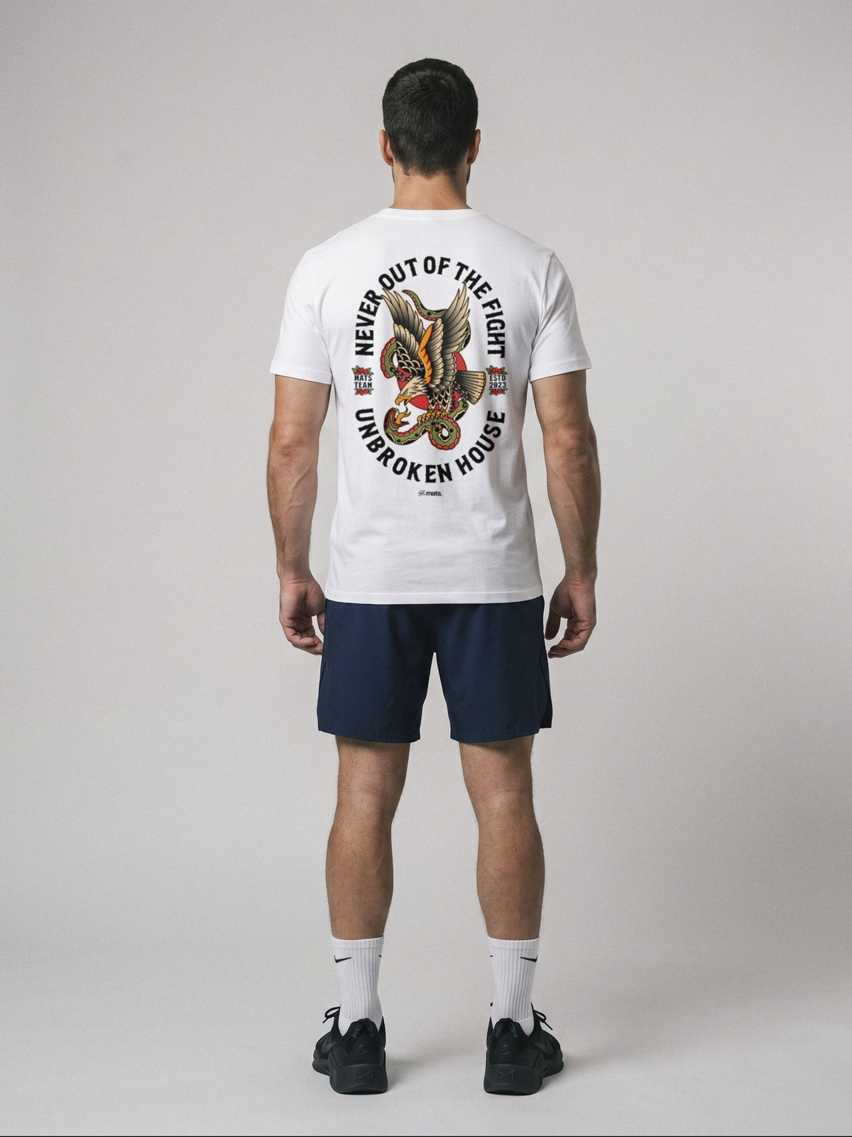 Unbroken House - Never Out Of The Fight - Regular Fit · Blanco · modelo chico · espalda