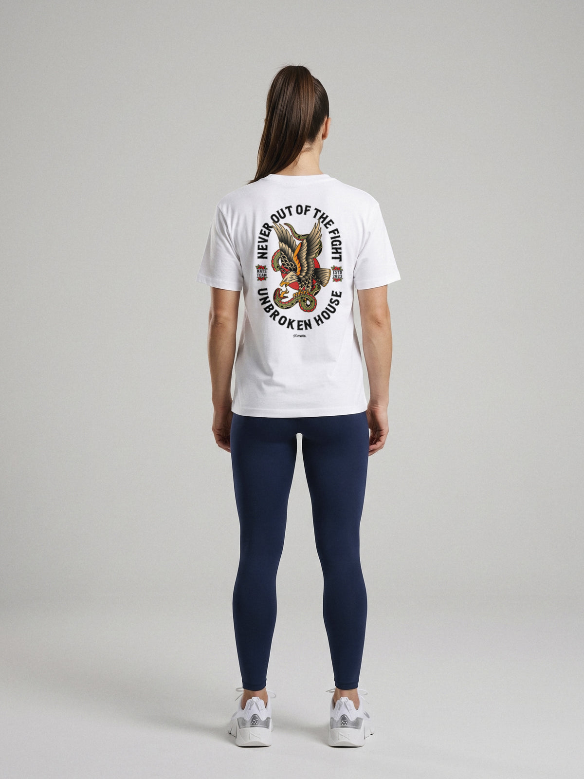 Unbroken House - Never Out Of The Fight - Regular Fit · Blanco · modelo chica · espalda