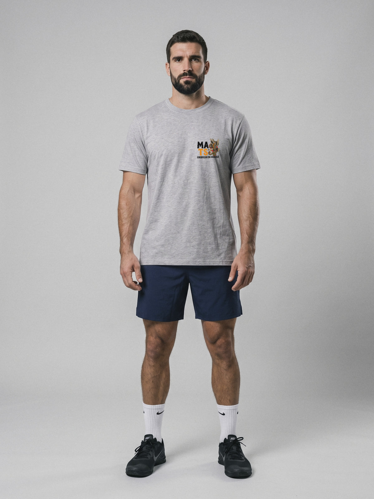 Unbroken House - Never Out Of The Fight - Regular Fit · Gris · modelo chico · frente