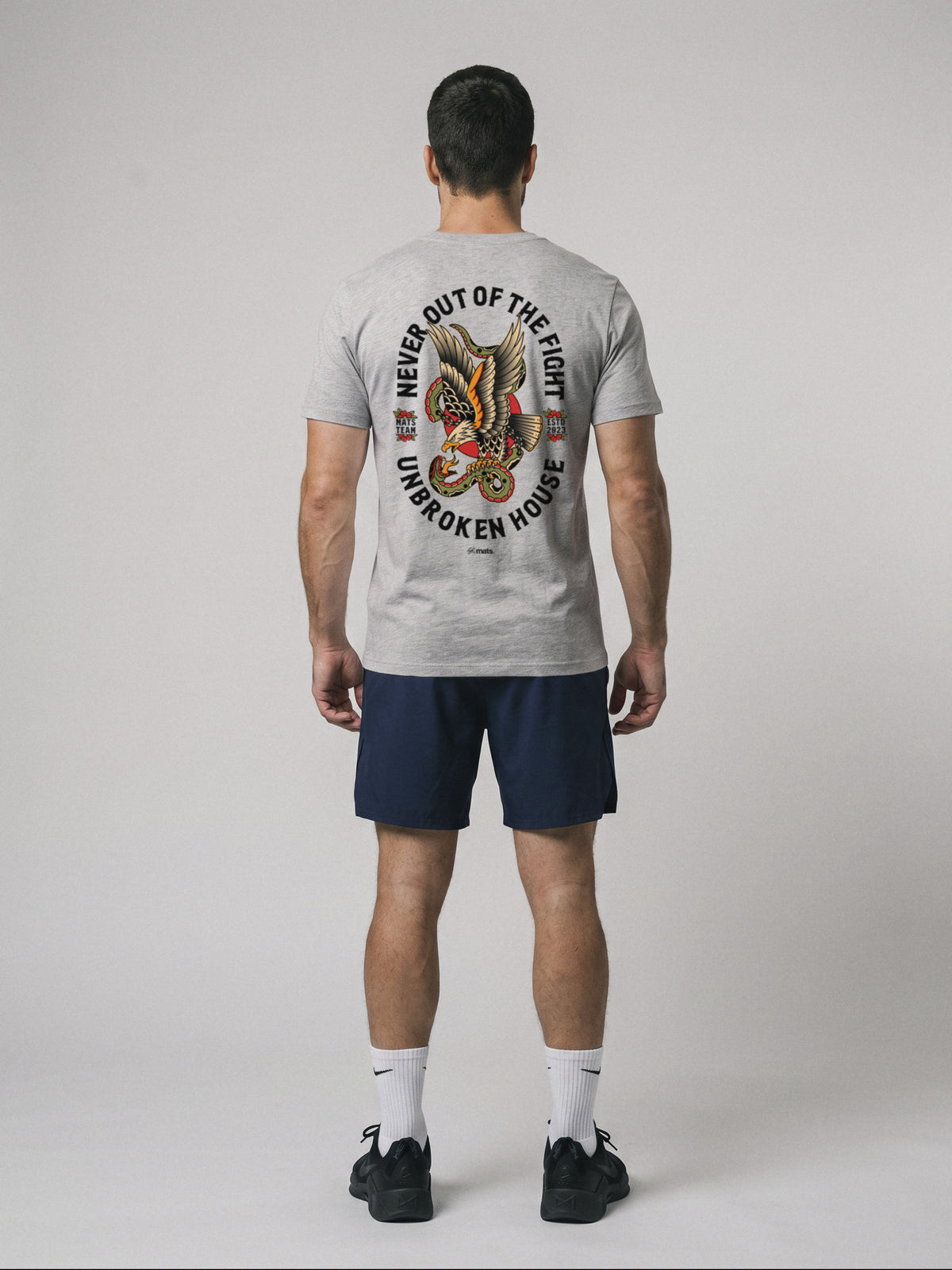 Unbroken House - Never Out Of The Fight - Regular Fit · Gris · modelo chico · espalda