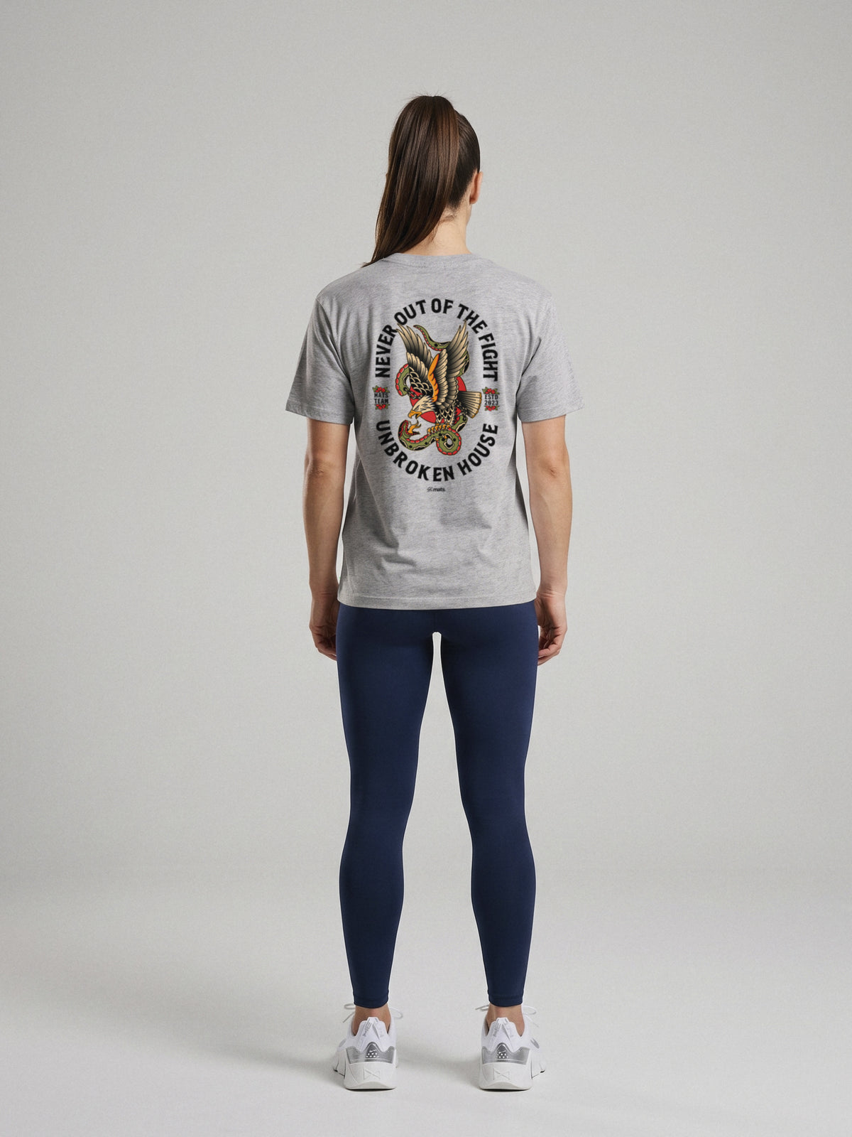Unbroken House - Never Out Of The Fight - Regular Fit · Gris · modelo chica · espalda