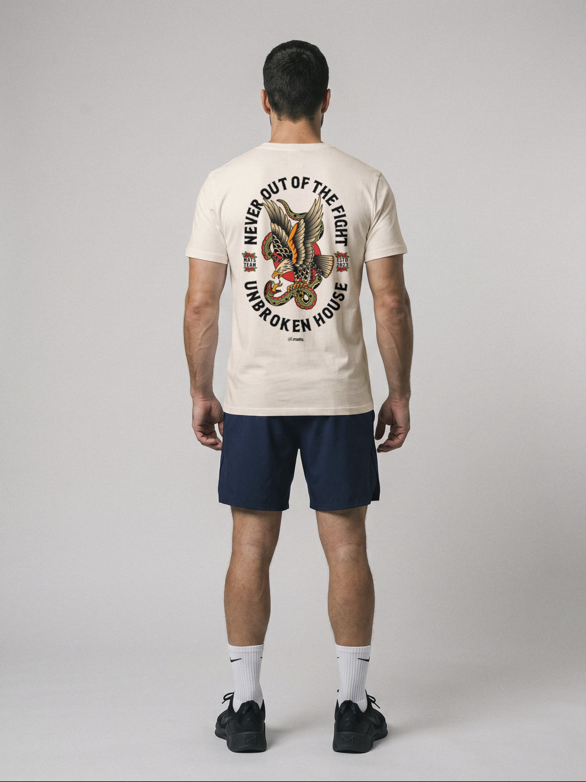 Unbroken House - Never Out Of The Fight - Regular Fit · Natural · modelo chico · espalda