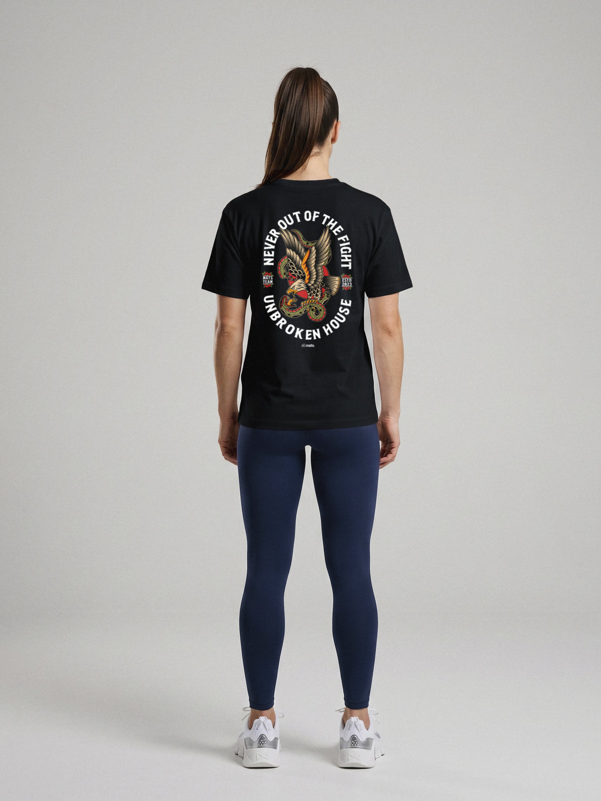 Unbroken House - Never Out Of The Fight - Regular Fit · Negro · modelo chica · espalda