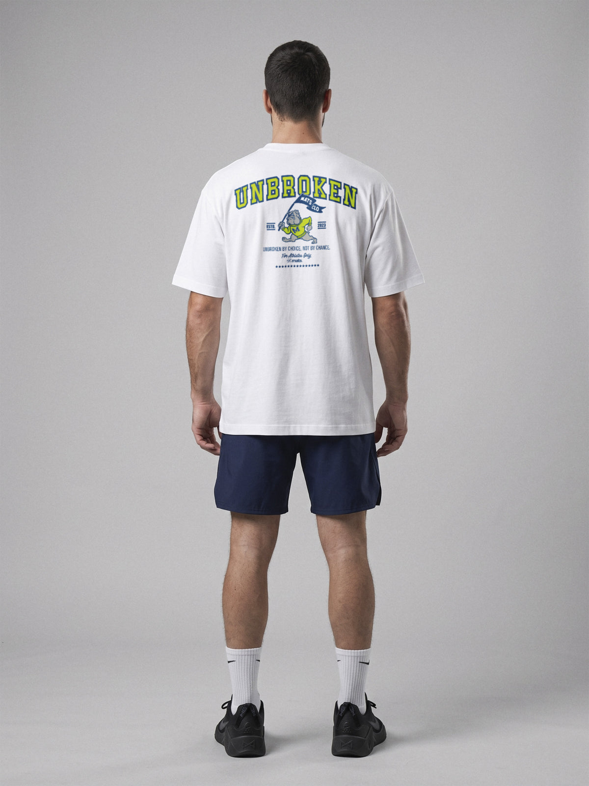 Unbroken - University - Oversize · Blanco · modelo chico · espalda
