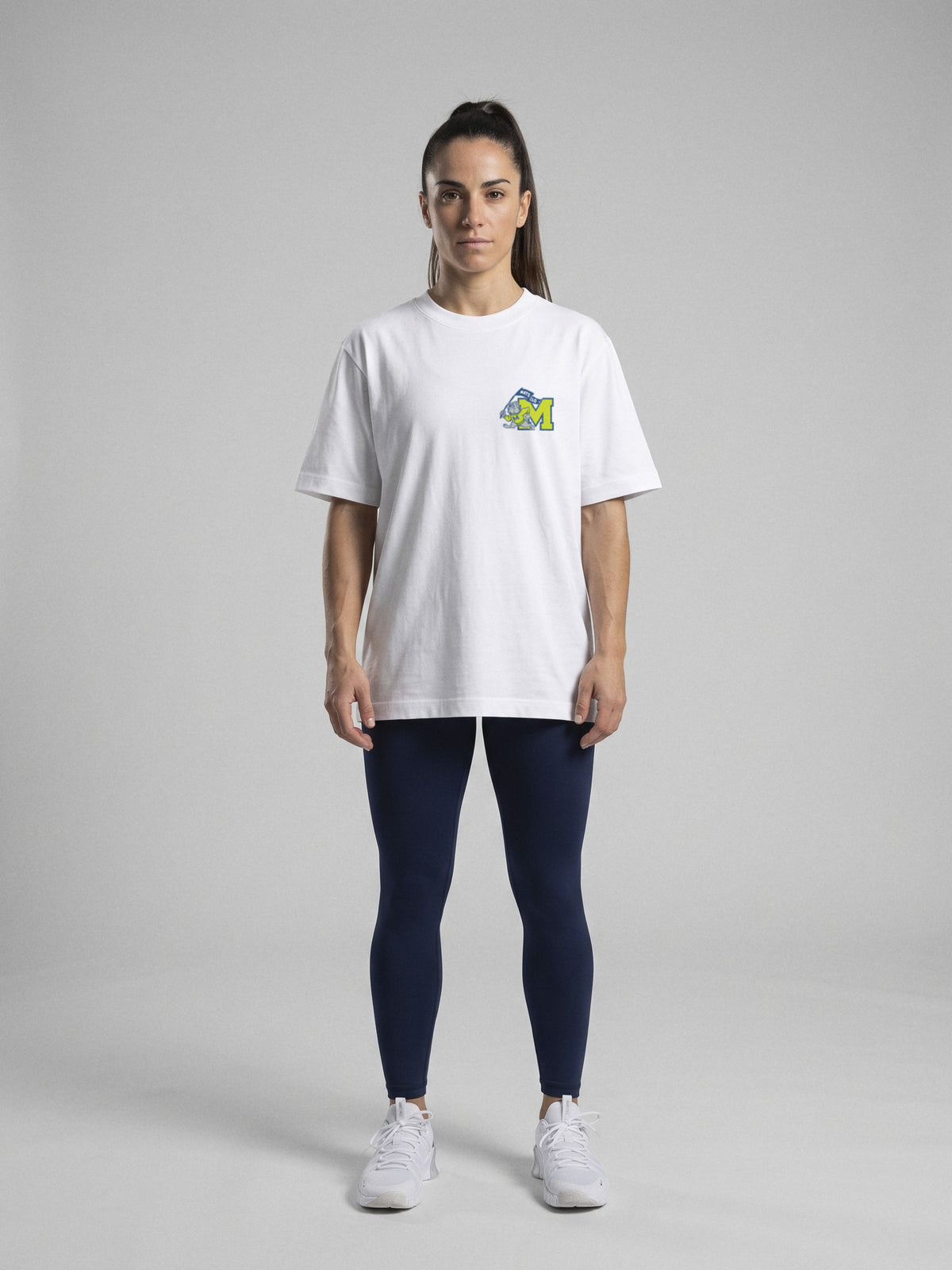 Unbroken - University - Oversize · Blanco · modelo chica · frente