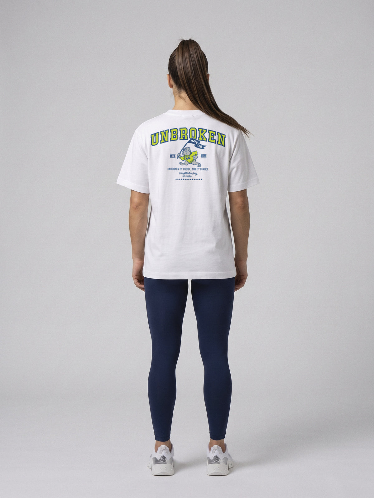 Unbroken - University - Oversize · Blanco · modelo chica · espalda