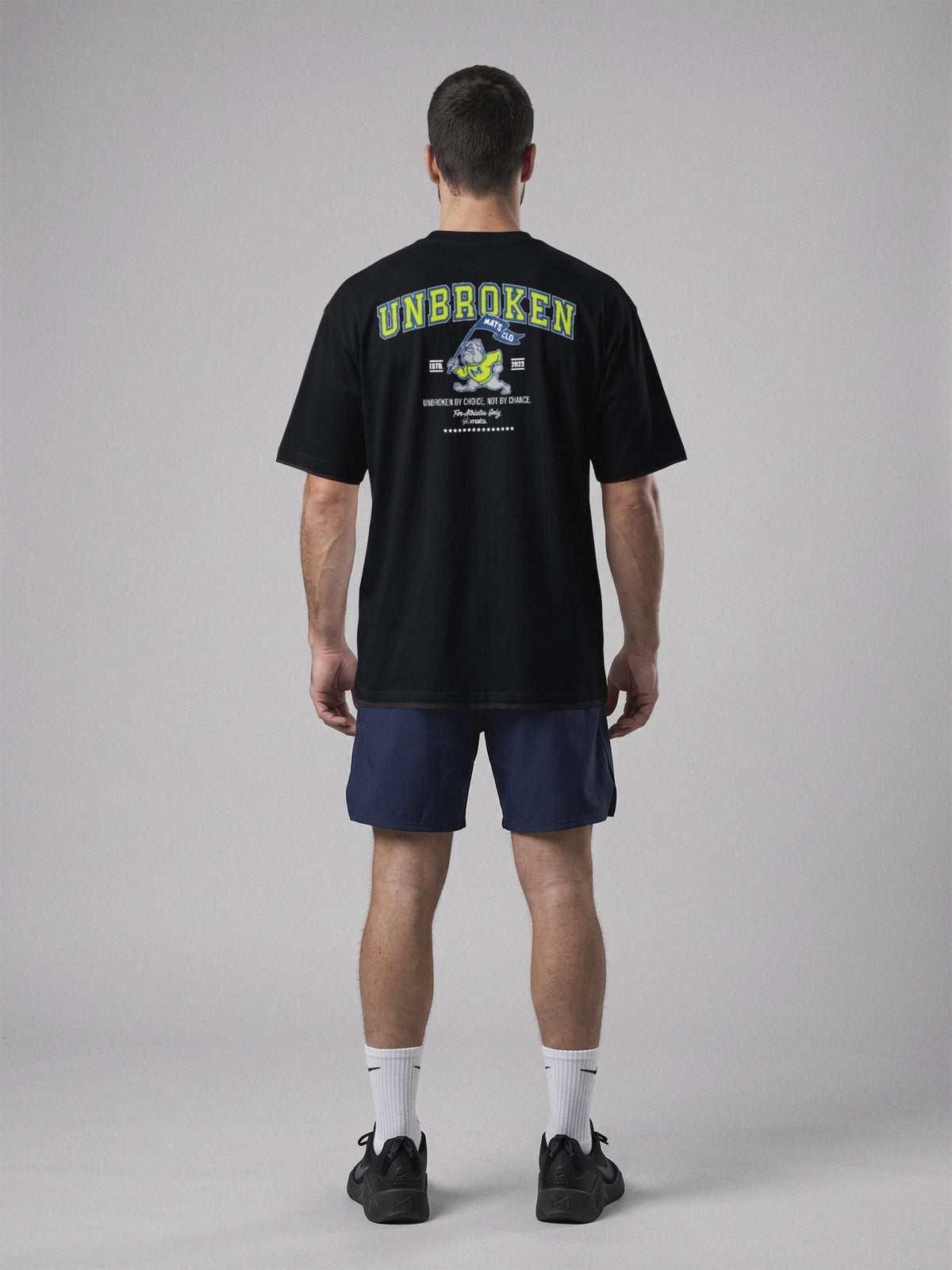 Unbroken - University - Oversize · Negro · modelo chico · espalda