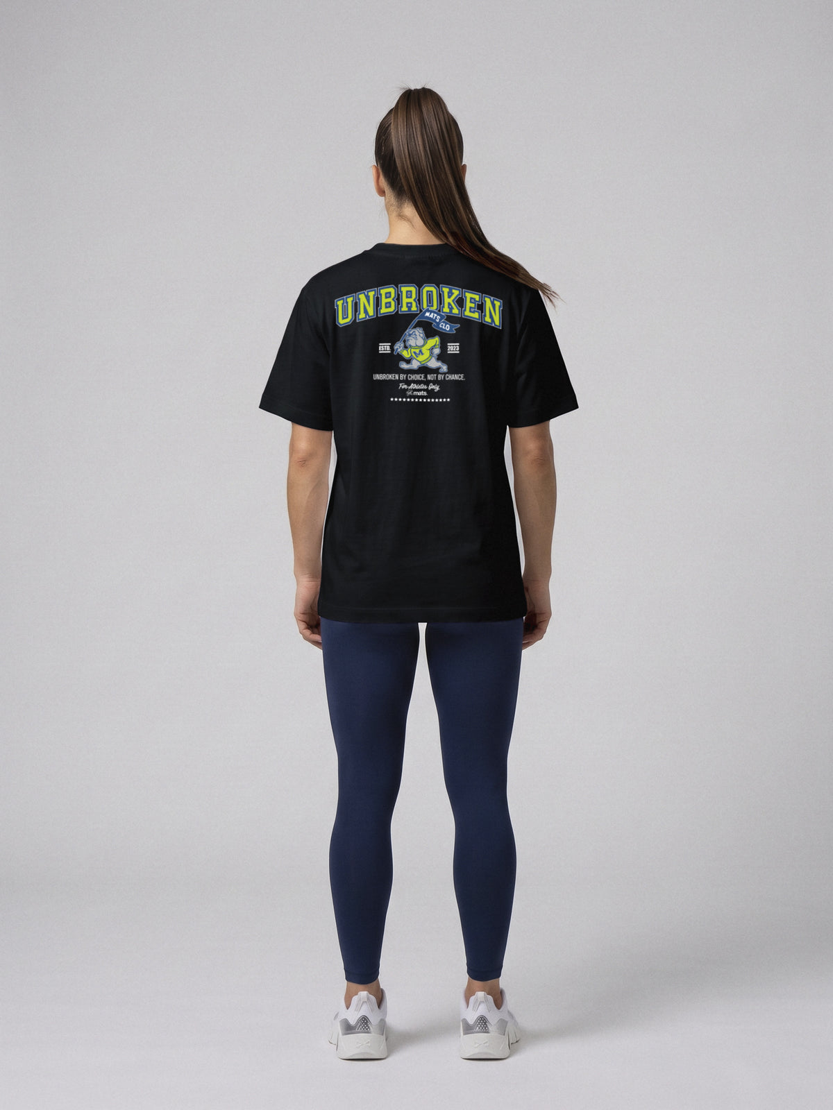 Unbroken - University - Oversize · Negro · modelo chica · espalda