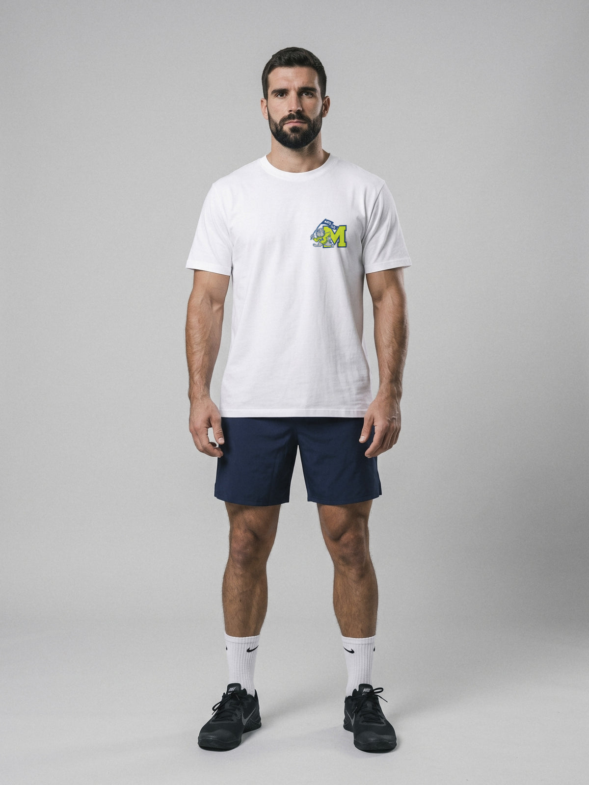 Unbroken - University - Regular Fit · Blanco · modelo chico · frente