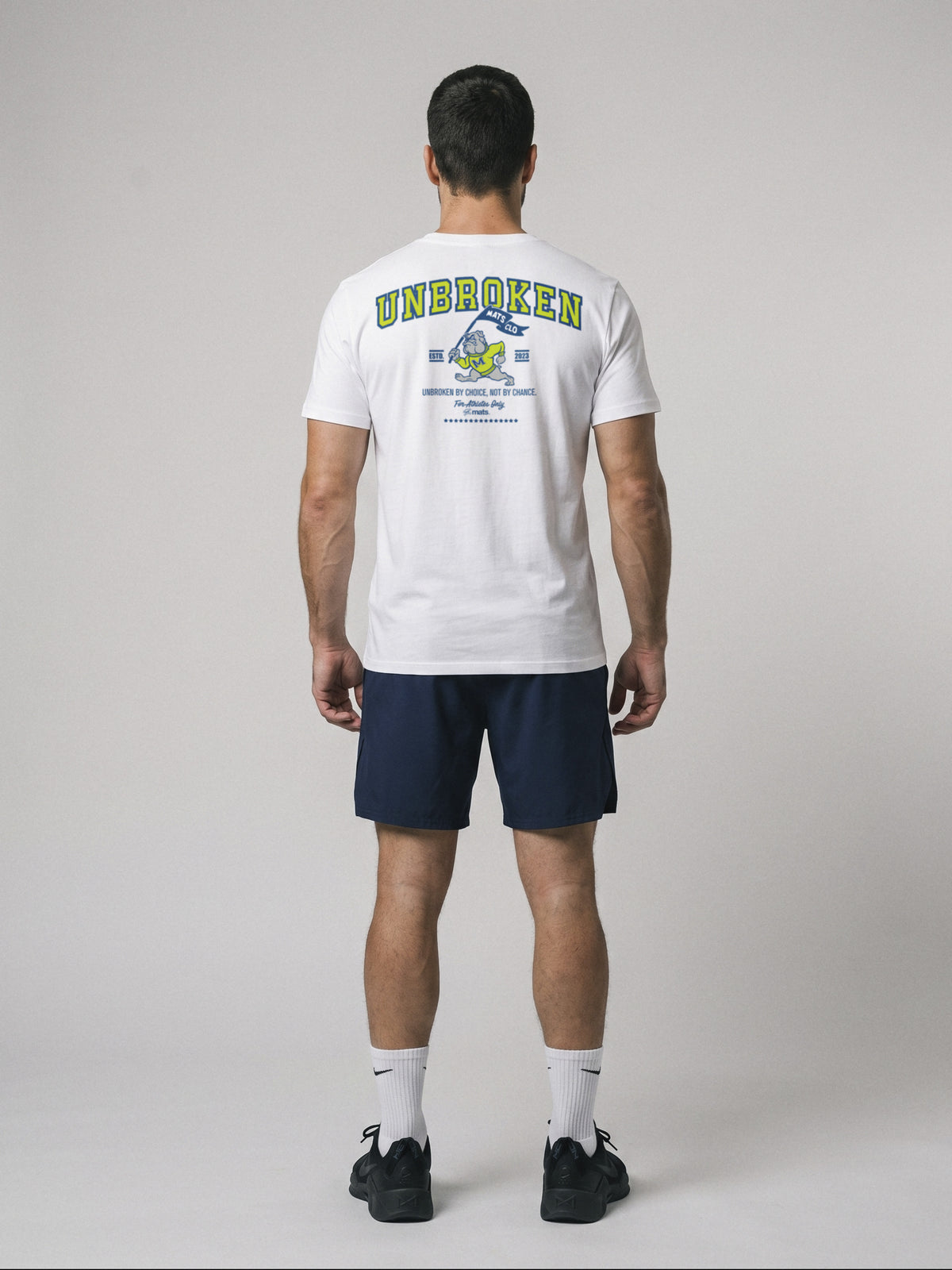 Unbroken - University - Regular Fit · Blanco · modelo chico · espalda