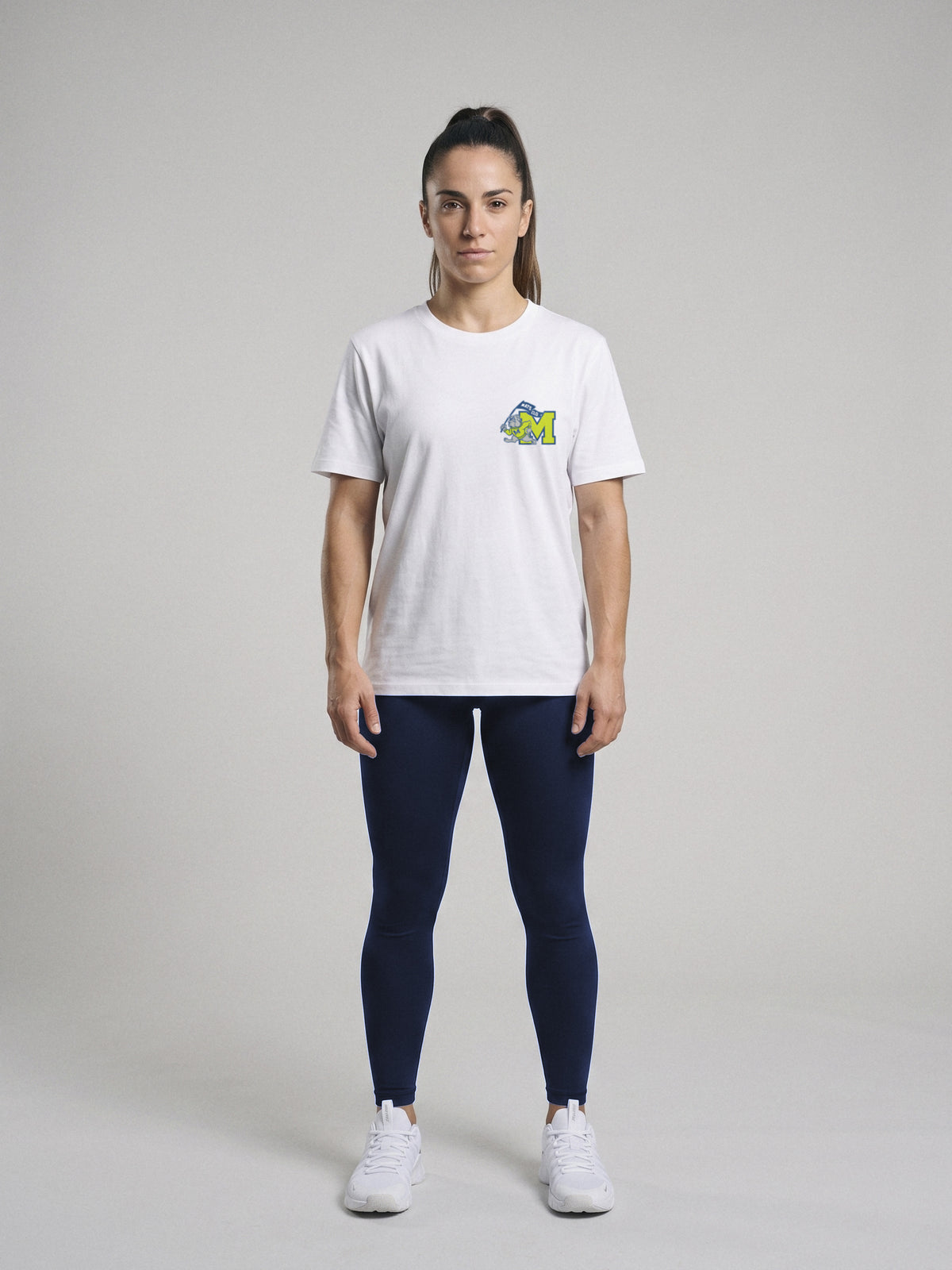 Unbroken - University - Regular Fit · Blanco · modelo chica · frente