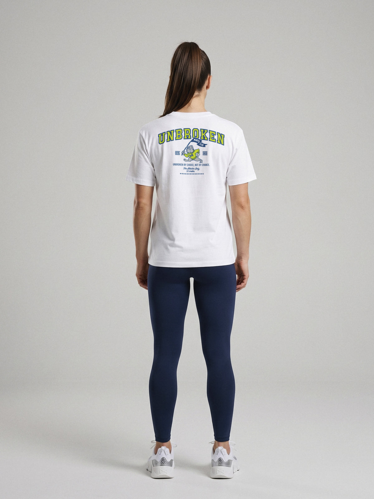 Unbroken - University - Regular Fit · Blanco · modelo chica · espalda