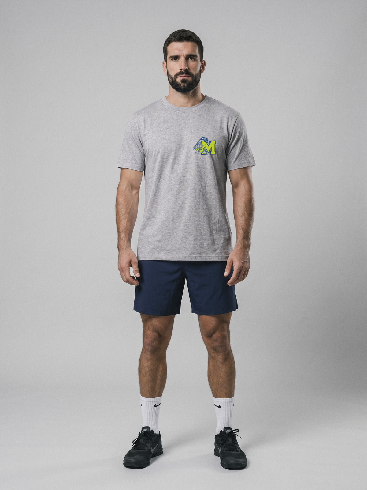 Unbroken - University - Regular Fit · Gris · modelo chico · frente