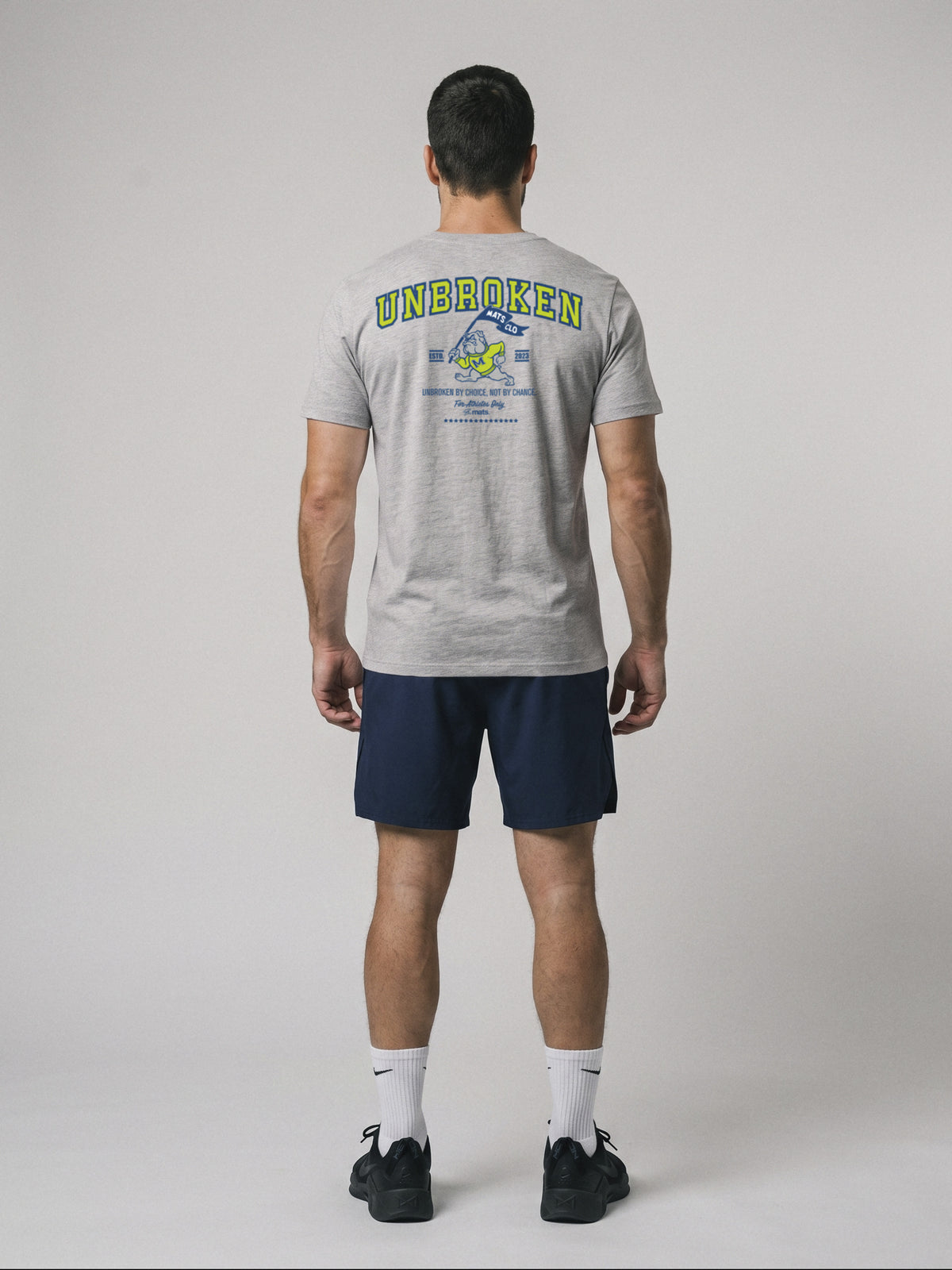 Unbroken - University - Regular Fit · Gris · modelo chico · espalda