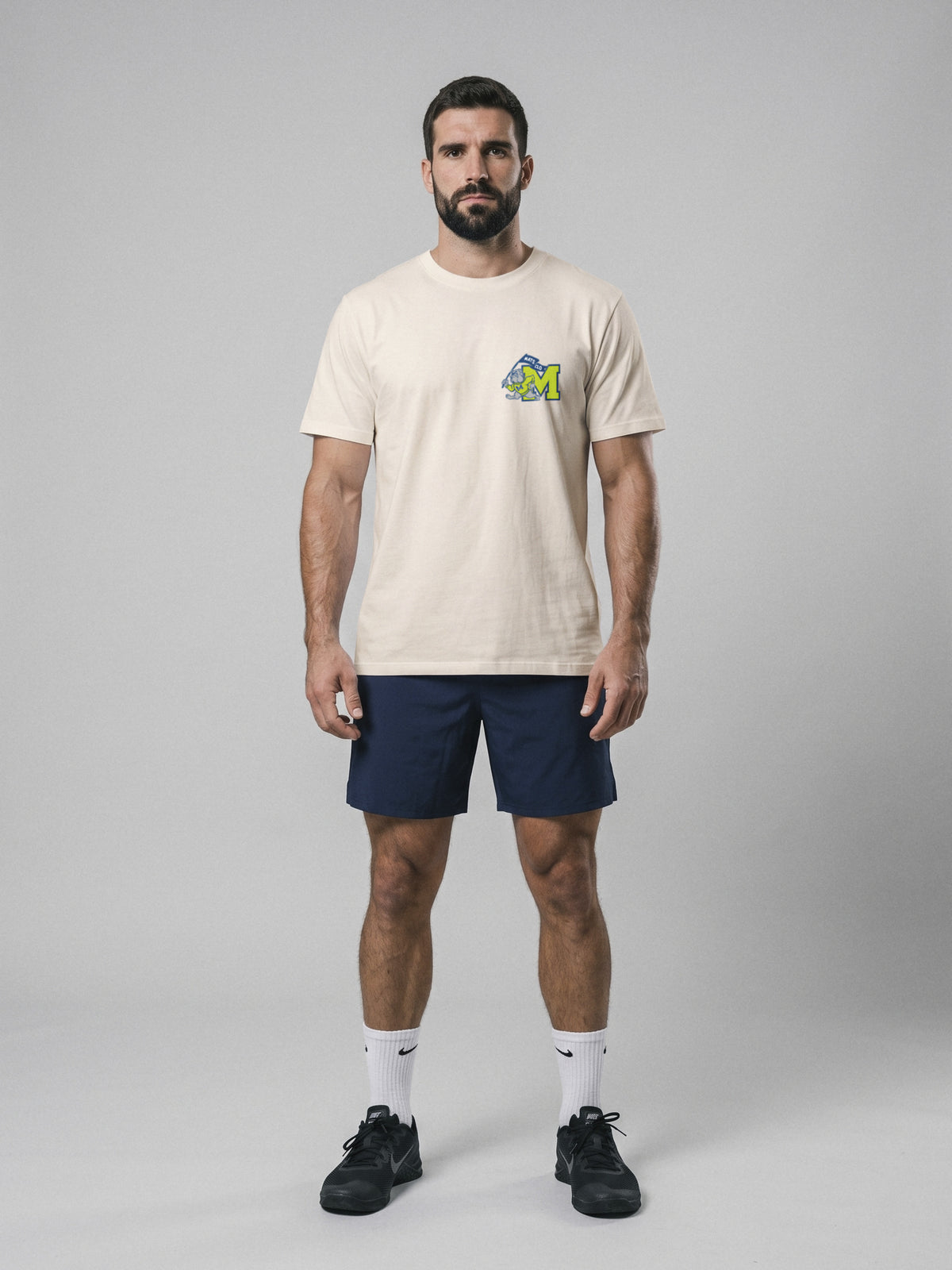 Unbroken - University - Regular Fit · Natural · modelo chico · frente