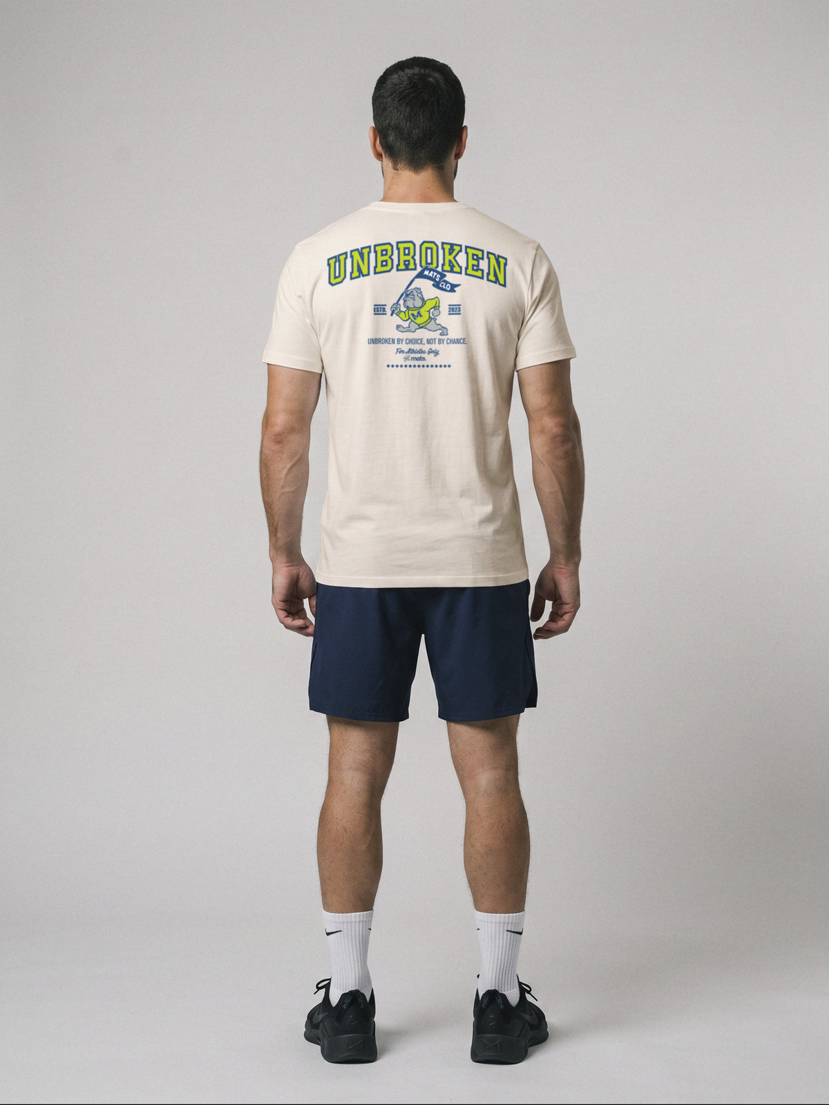 Unbroken - University - Regular Fit · Natural · modelo chico · espalda