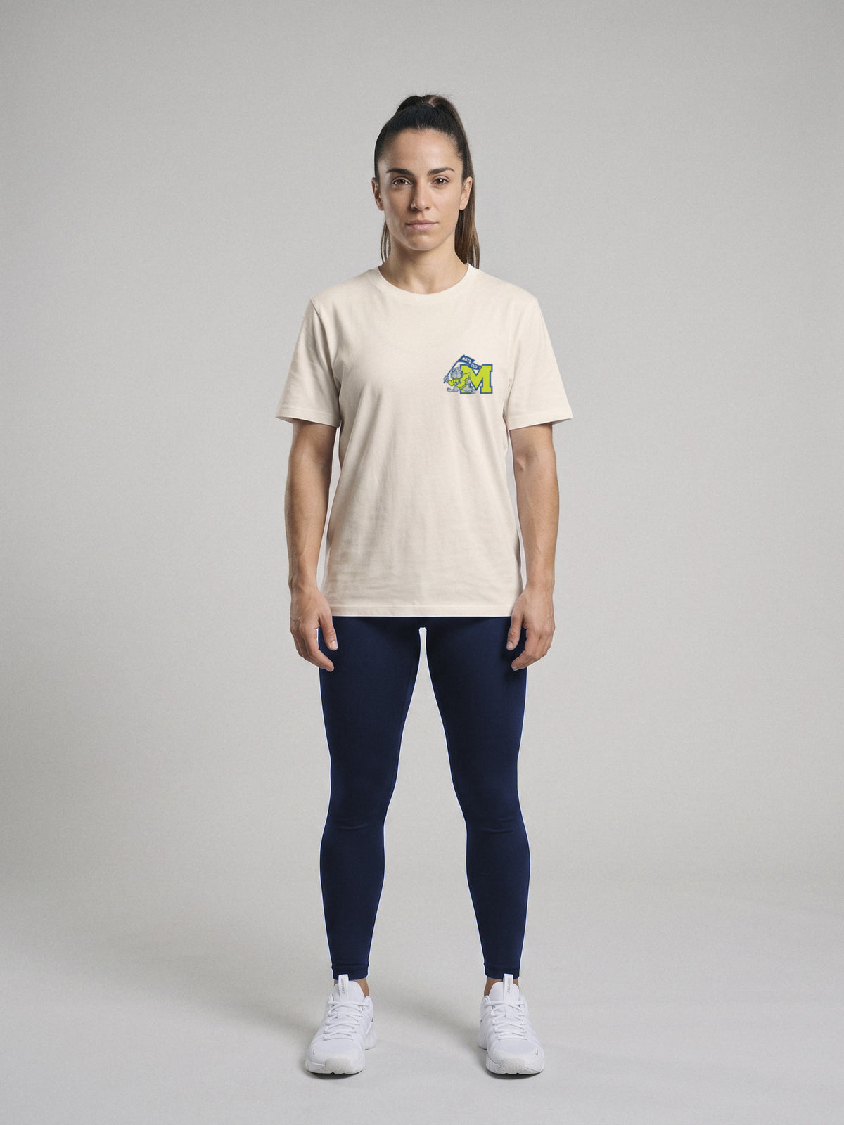 Unbroken - University - Regular Fit · Natural · modelo chica · frente