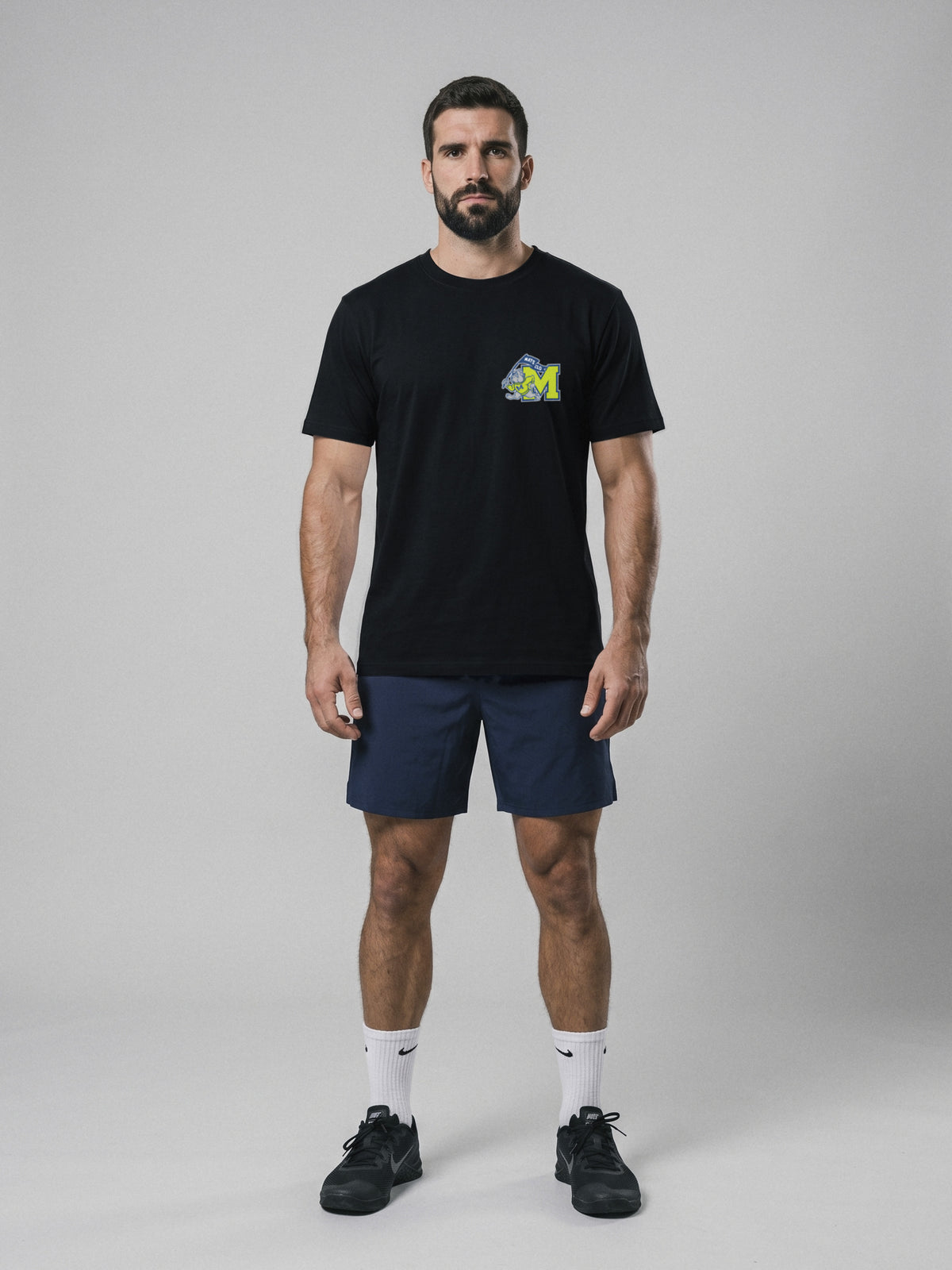 Unbroken - University - Regular Fit · Negro · modelo chico · frente